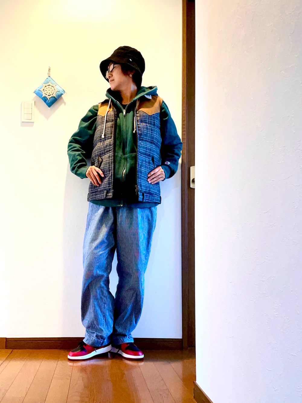 「ダウンベスト、パーカー、ヒッコリー、ヒッコリーパンツ、スニーカー、NIKE、Jordan、冬コーデ、バケットハット、大人カジュアル、メンズライク、スウェットパーカー、レイヤードスタイル、デニム、チェック」｜「ippei takeiのダウンベスト（ダウンベスト、グレー系）」を使った、ike mieさん（骨格ナチュラル・レディース・158cm）の冬コーディネートの2枚目の写真