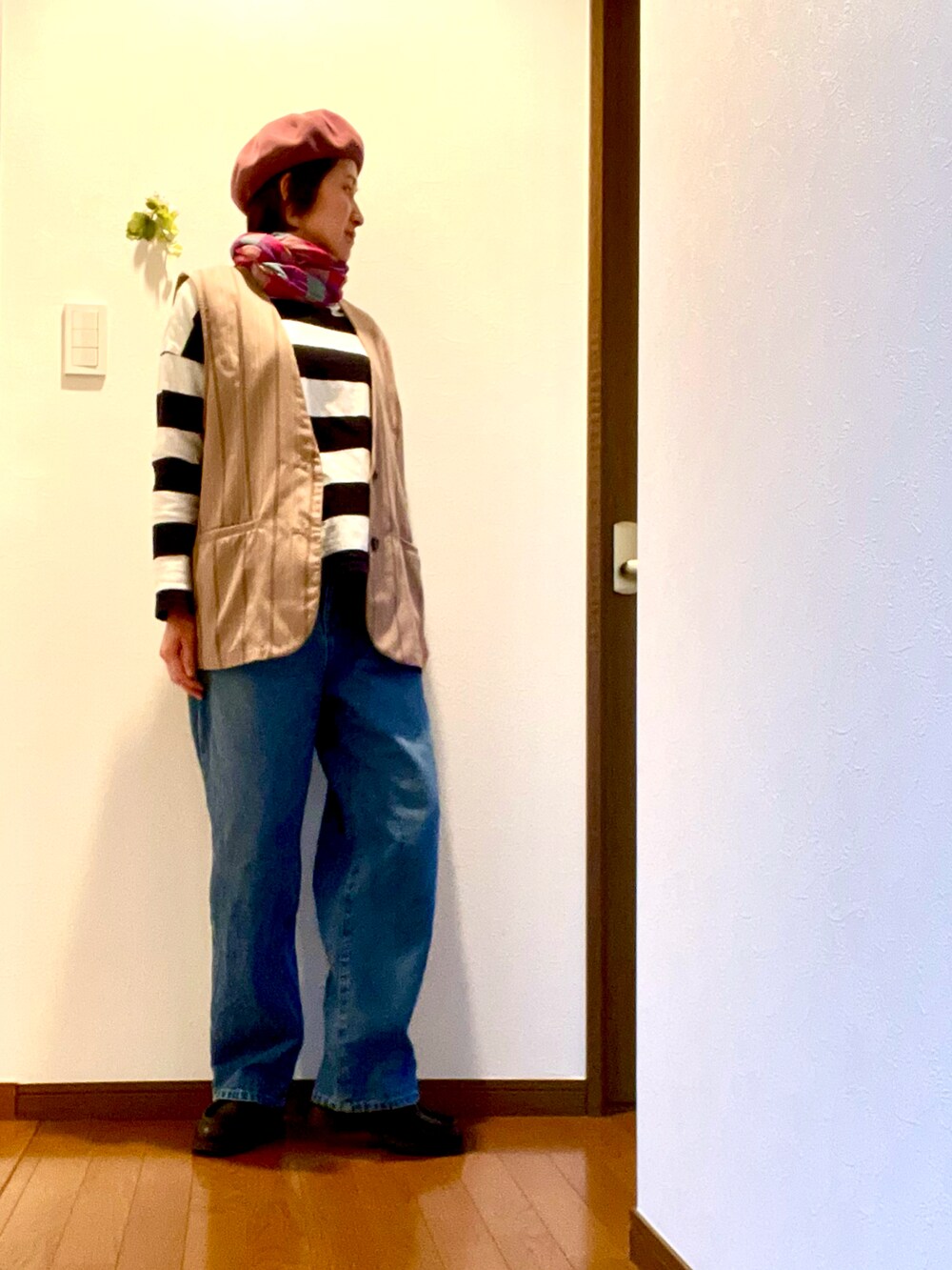 「ベスト、デニム、デニムパンツ、ジレ、ボーダー、春コーデ、ストール、ベレー帽、大人カジュアル、レイヤードスタイル、チロリアンシューズ、革靴、アラフィフ、ストライプ、なりきりフェス」|「Johnbullのデニムタックパンツ(デニムパンツ、ブルー系)」を使った、ike mieさん(レディース・158cm)の春コーディネートの3枚目の写真