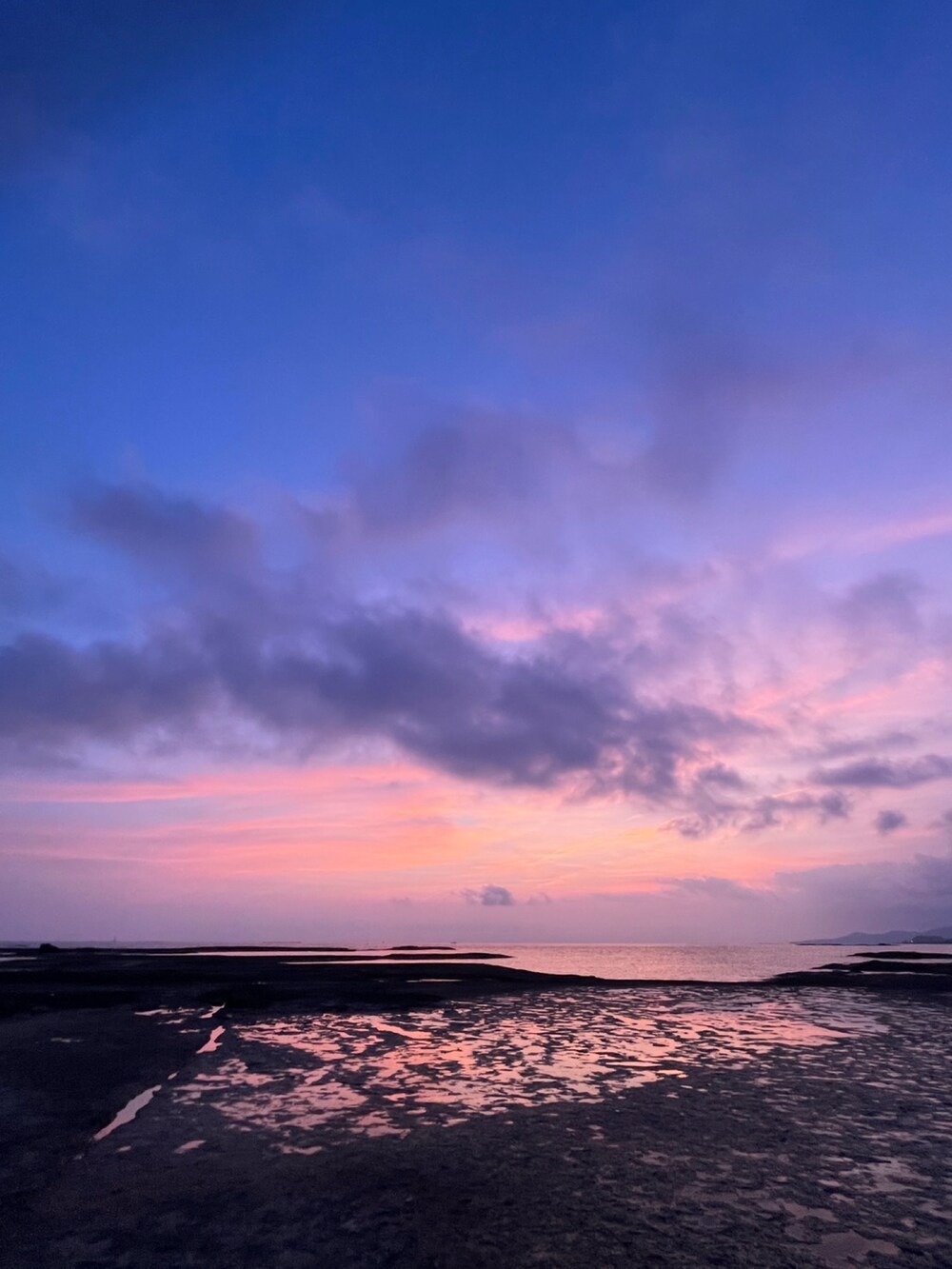 オレンジ系のスニーカー、その他のその他を着用したレディースの夏コーディネートの3枚目の写真