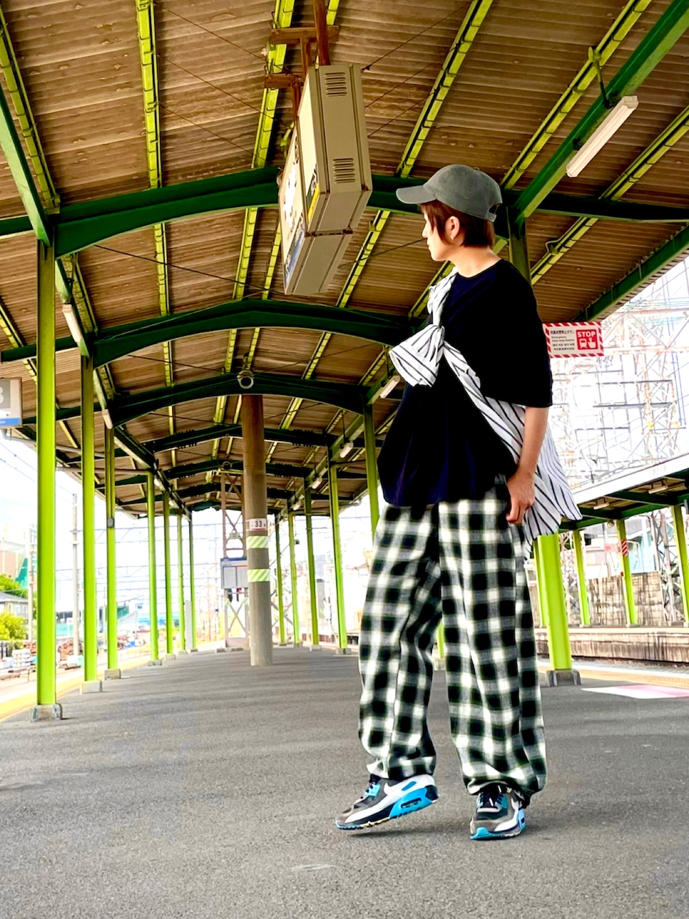 グリーン系のその他パンツ、ブラック系のTシャツ/カットソー、ブラック系のスニーカーを着用したレディースの夏コーディネートの4枚目の写真