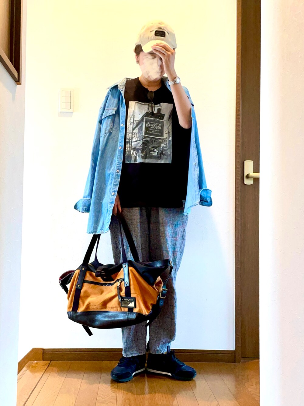 ブラック系のTシャツ/カットソー、ブルー系のシャツ/ブラウス、ブラック系のスニーカーを着用したレディースの夏コーディネートの3枚目の写真