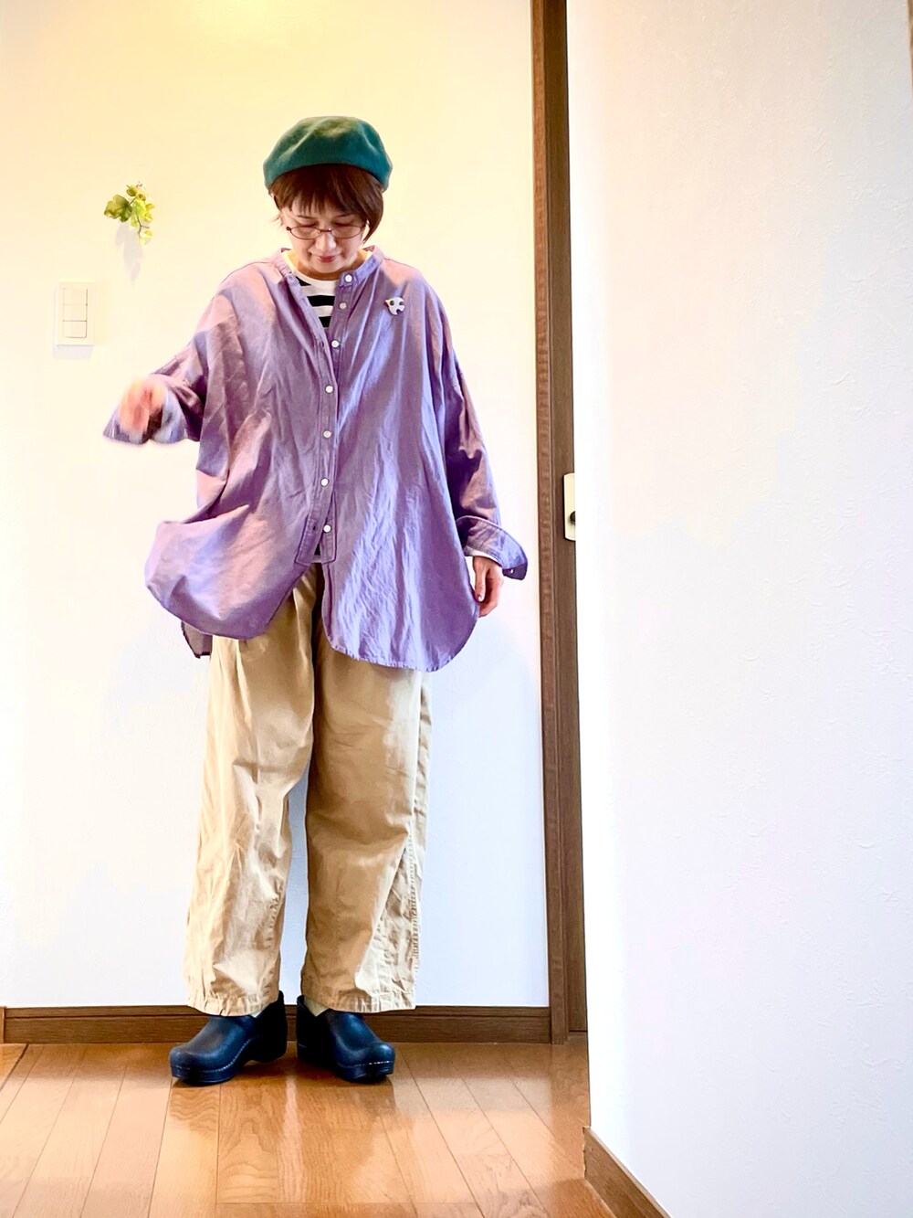 パープル系のシャツ/ブラウス、ベージュ系のチノパンツ、ホワイト系のTシャツ/カットソーを着用したレディースの秋コーディネートの3枚目の写真