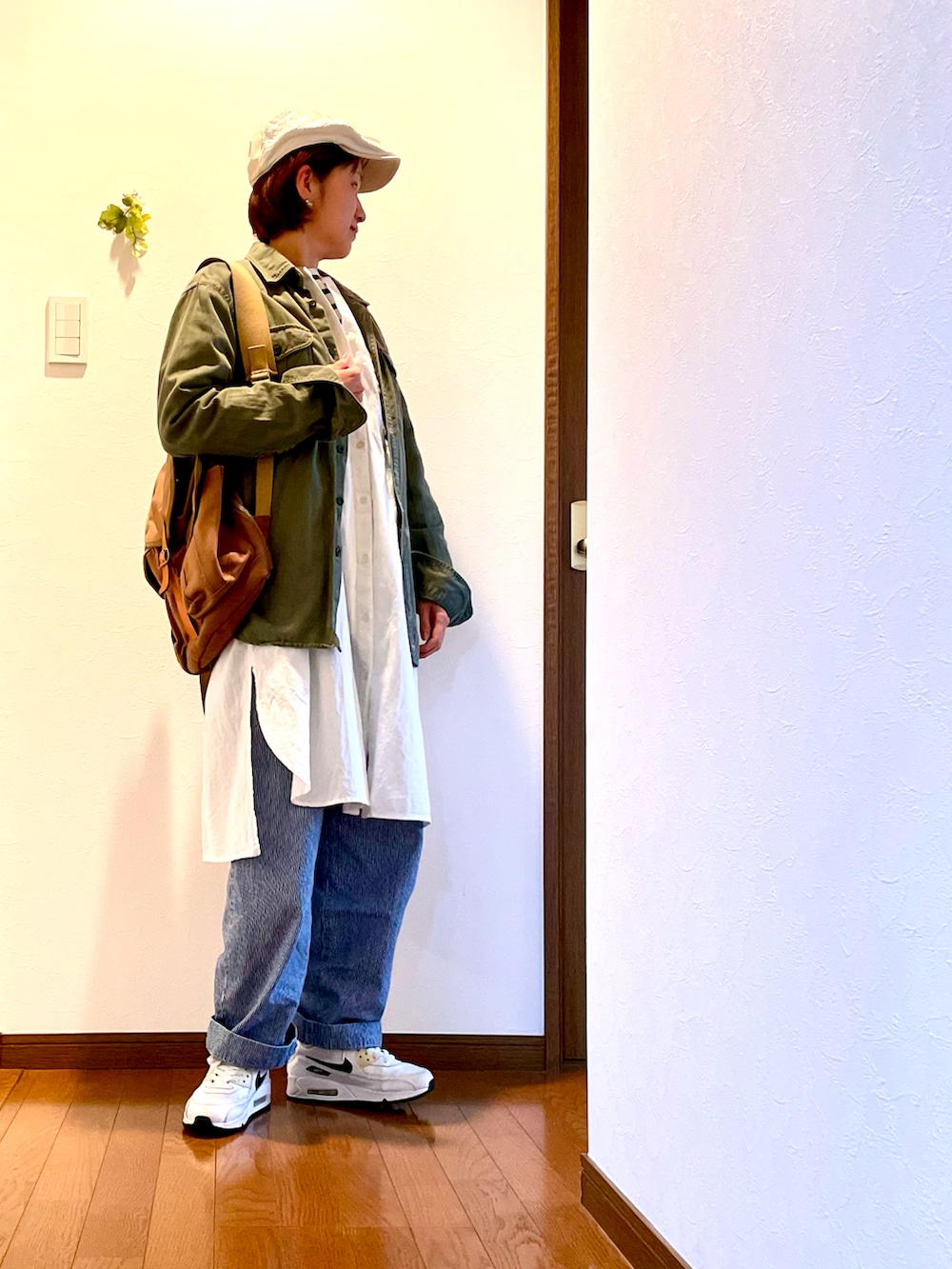「レイヤードスタイル、シャツワンピース、デニム、ミリタリー、ミリタリーシャツ、ヒッコリー、スニーカー、NIKE、大人カジュアル、エアマックス、リュック、ハンチング、ワンピース、アラフィフ、初夏コーデ」｜「UNIQLOの数年前のユニクロ（シャツ/ブラウス、グリーン系）」を使った、ike mieさん（骨格ナチュラル・レディース・158cm）の春コーディネートの3枚目の写真