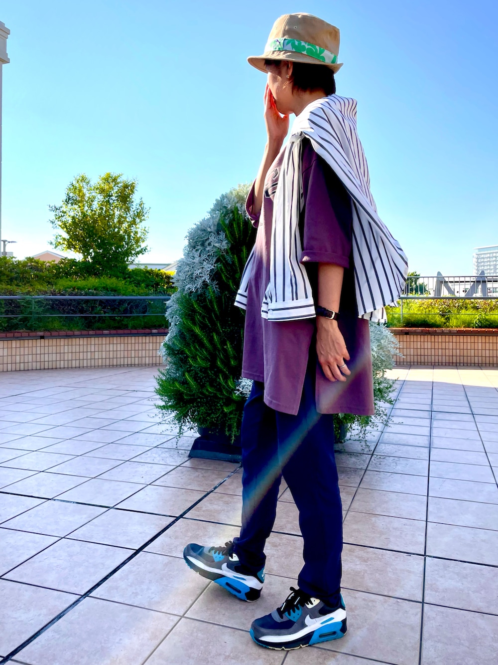 ブルー系のその他パンツ、ブラウン系のTシャツ/カットソー、ブラック系のスニーカーを着用したレディースの夏コーディネートの2枚目の写真