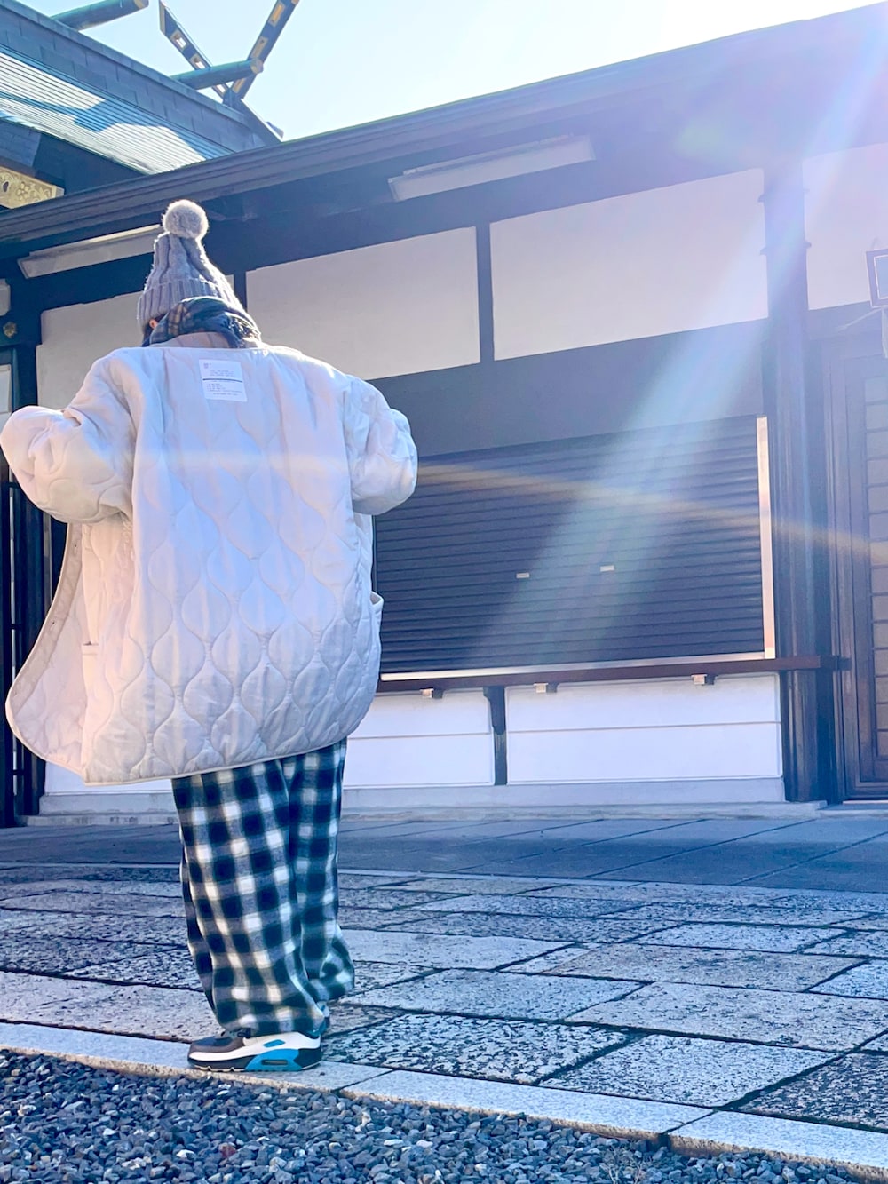 ホワイト系のブルゾン、グリーン系のその他パンツ、ブラック系のスウェットを着用したレディースの冬コーディネートの2枚目の写真