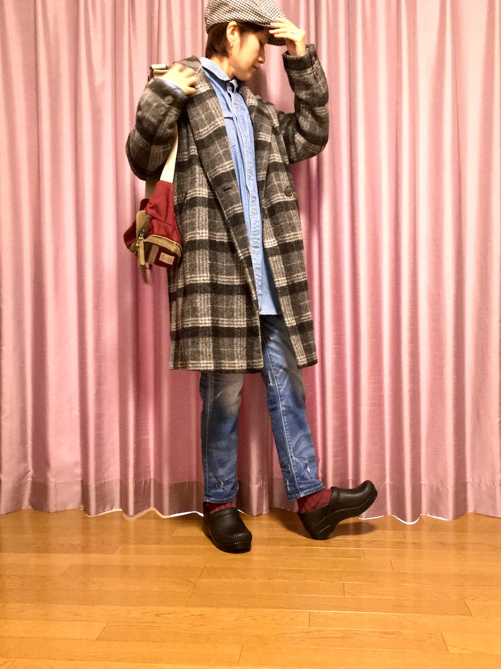 「チェック、デニム、セットアップ、チェスターコート、デニムシャツ、大人カジュアル、メンズライク、革靴、ハンチング、古着MIX、チェックコート、デニム オン デニム、ボディバッグ、秋冬コーデ、笑顔の輪を繋ごう」｜「Wranglerの古着のメンズ、デニムダンガリーシャツ（シャツ/ブラウス、ブルー系）」を使った、ike mieさん（レディース・158cm）の秋コーディネートの2枚目の写真