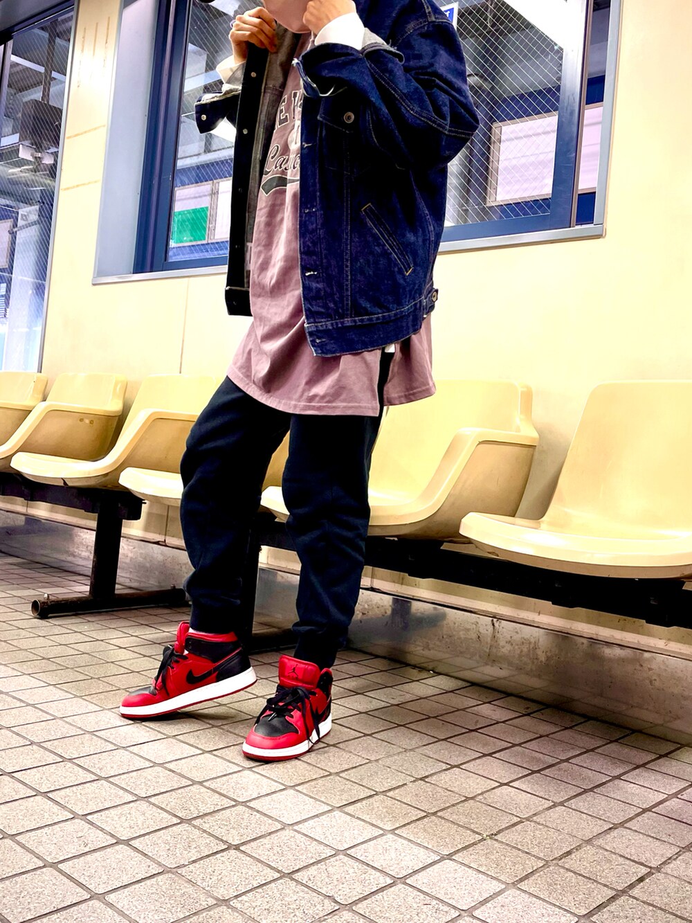 ブラウン系のTシャツ/カットソー、ブルー系のデニムジャケット、ブラック系のスウェットパンツを着用したレディースの春コーディネートの2枚目の写真