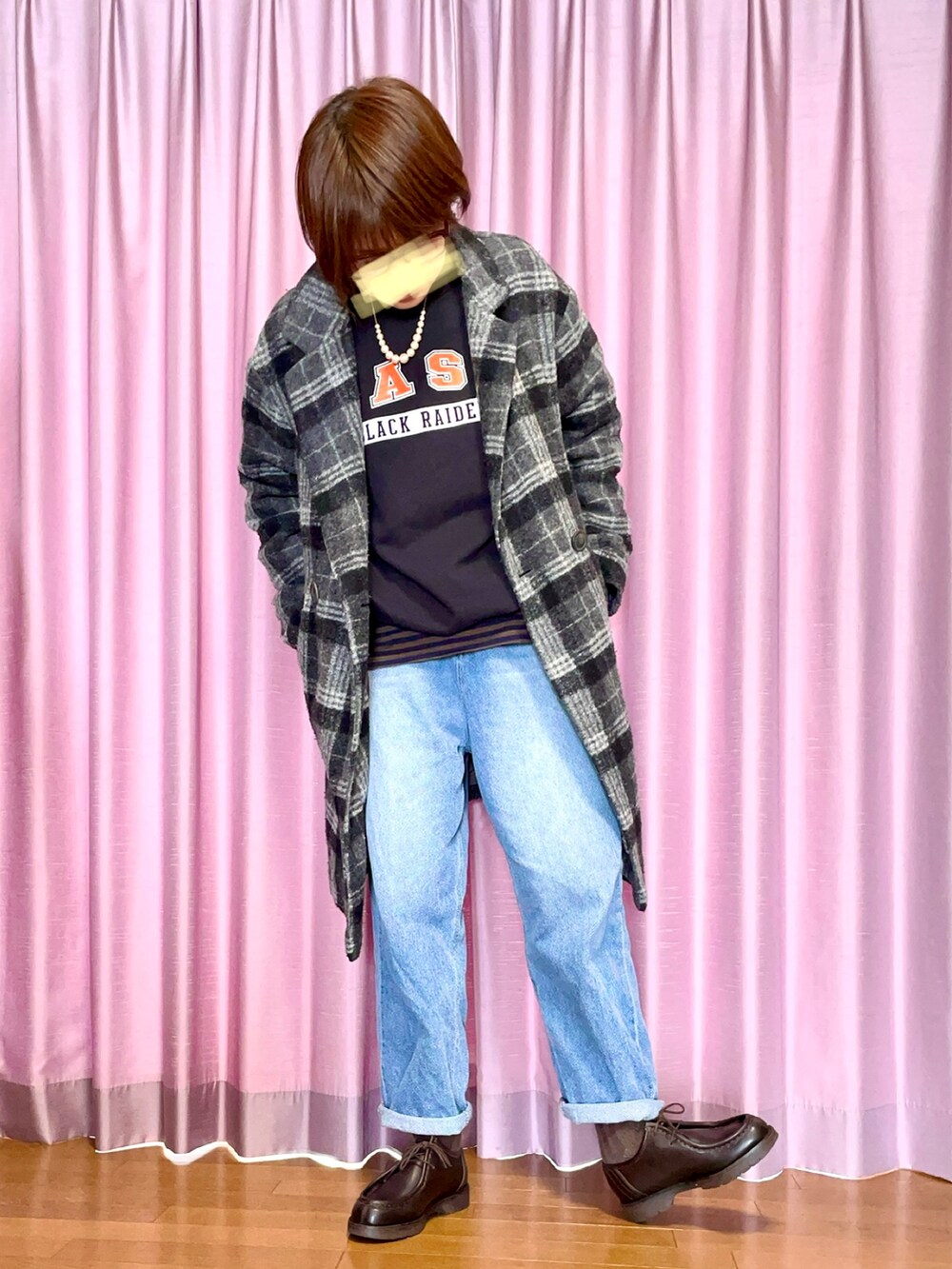 「スウェット、古着MIX、チェスターコート、チェック、デニム、大人カジュアル、パールアクセ、ロゴスウェット、革靴、チロリアンシューズ、レイヤードスタイル、パールネックレス、トレーナー、冬コーデ、あったかコーデ」｜「HANESの古着（スウェット、ブラック系）」を使った、ike mieさん（レディース・158cm）の冬コーディネートの2枚目の写真