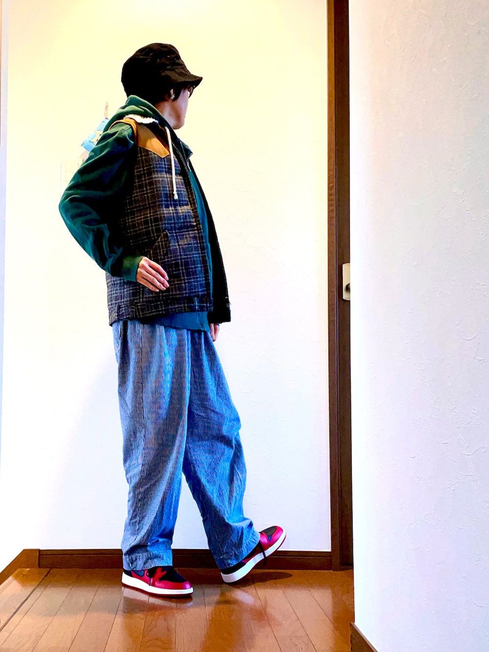 「ダウンベスト、パーカー、ヒッコリー、ヒッコリーパンツ、スニーカー、NIKE、Jordan、冬コーデ、バケットハット、大人カジュアル、メンズライク、スウェットパーカー、レイヤードスタイル、デニム、チェック」｜「ippei takeiのダウンベスト（ダウンベスト、グレー系）」を使った、ike mieさん（骨格ナチュラル・レディース・158cm）の冬コーディネートの3枚目の写真