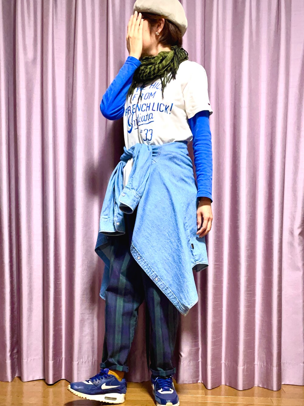 ホワイト系のTシャツ/カットソー、ブルー系のシャツ/ブラウス、ブルー系のスニーカーを着用したレディースの春コーディネートの2枚目の写真