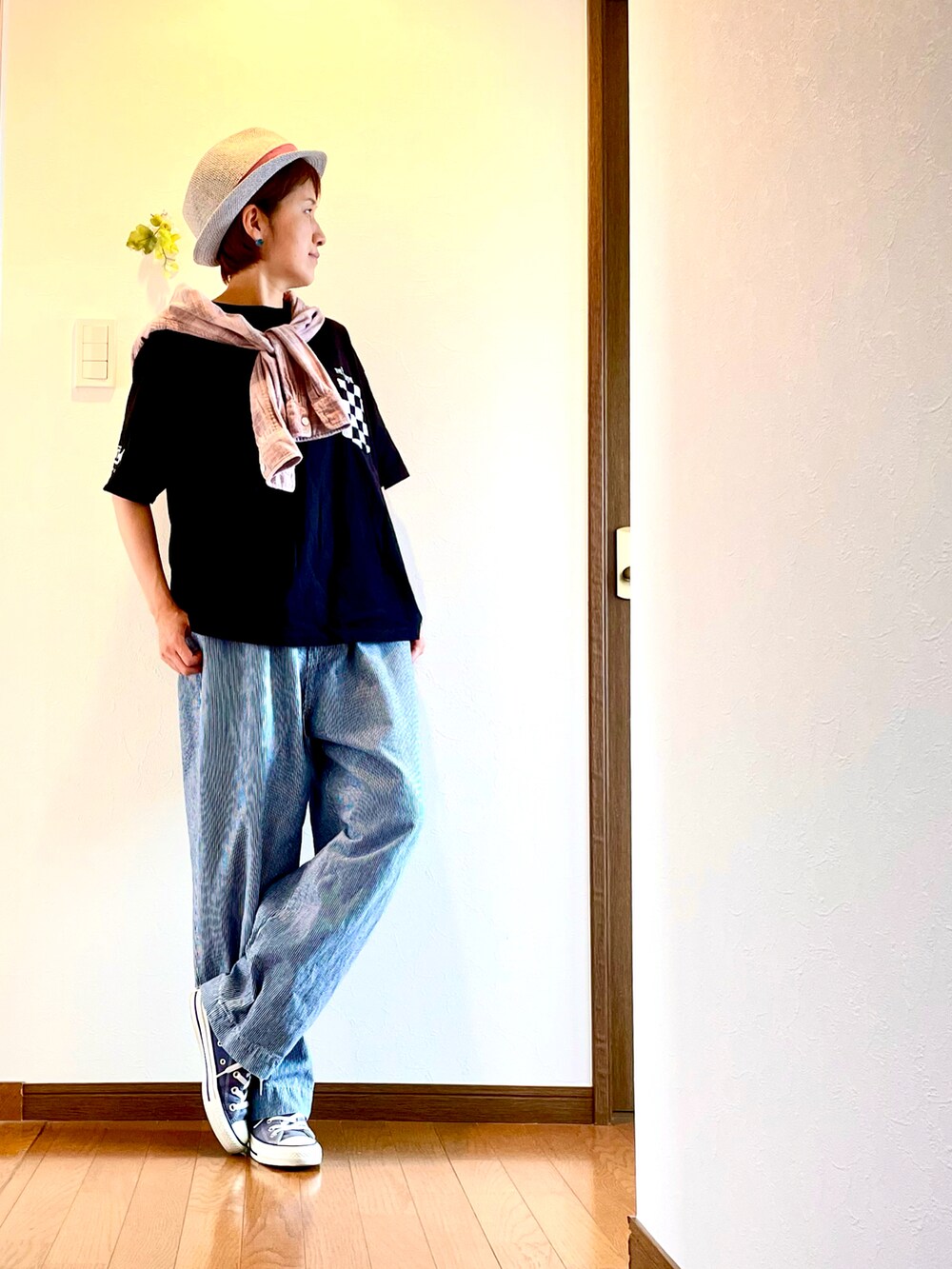 ブラック系のTシャツ/カットソー、ブルー系のデニムパンツ、ピンク系のシャツ/ブラウスを着用したレディースの秋コーディネートの2枚目の写真