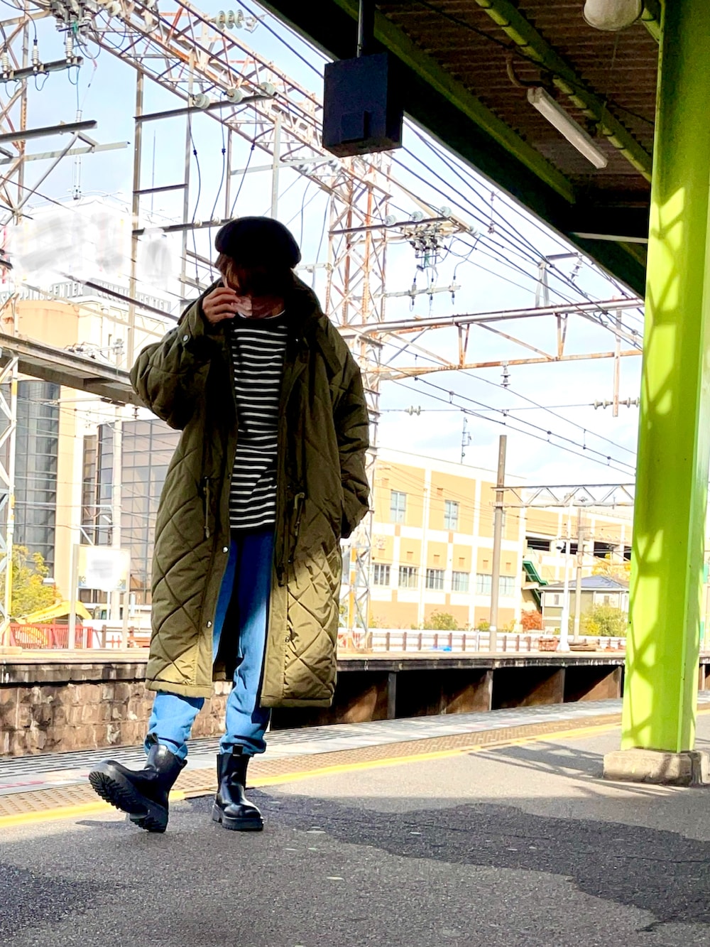 グリーン系のその他アウター、ブラック系のTシャツ/カットソー、ブルー系のスウェットパンツを着用したレディースの冬コーディネートの3枚目の写真