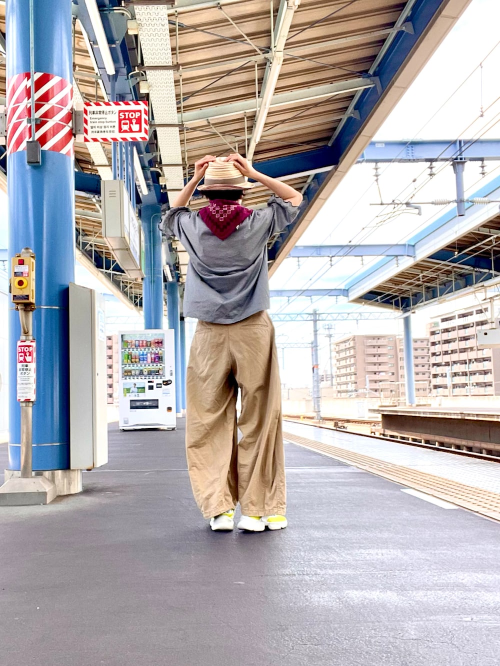 ホワイト系のTシャツ/カットソー、ベージュ系のチノパンツ、グリーン系のスニーカーを着用したレディースの夏コーディネートの2枚目の写真