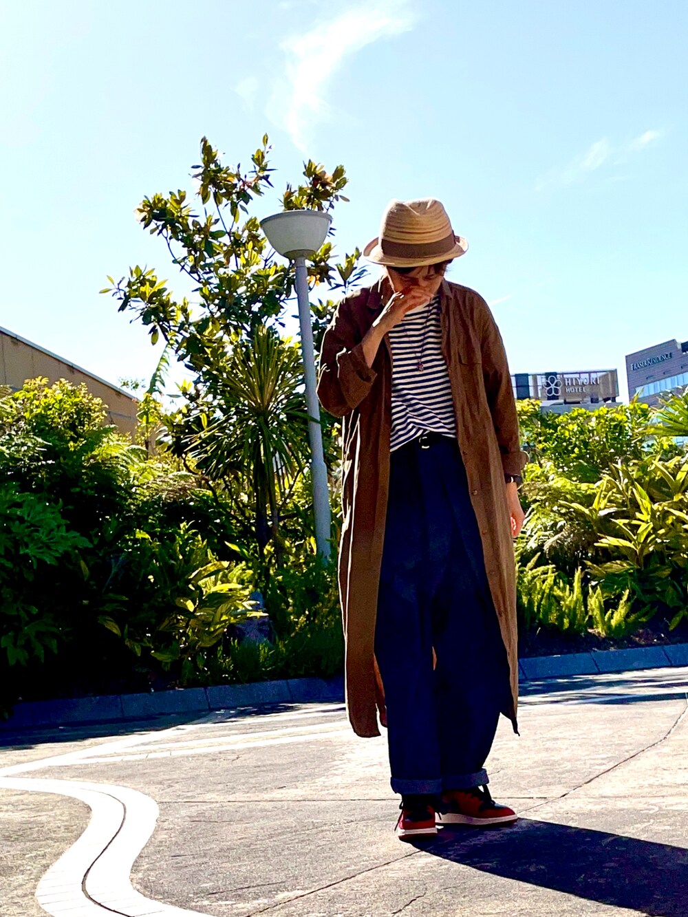 ブルー系のデニムパンツ、ブルー系のTシャツ/カットソー、レッド系のスニーカーを着用したレディースの春コーディネートの2枚目の写真