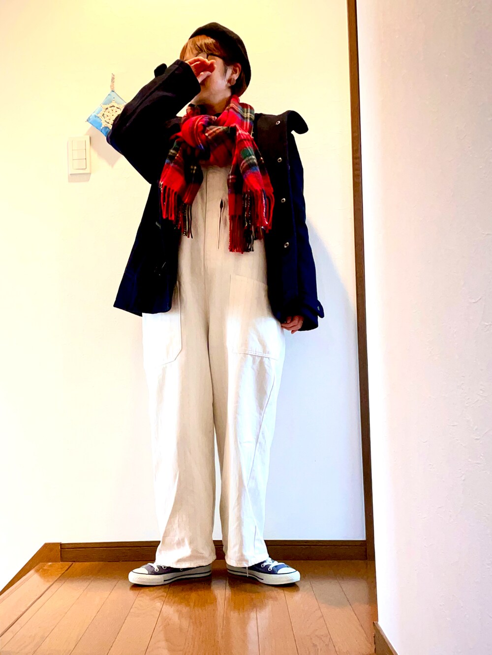 ホワイト系のサロペット/オーバーオール、ブルー系のダッフルコート、ブルー系のスニーカーを着用したレディースの冬コーディネートの4枚目の写真