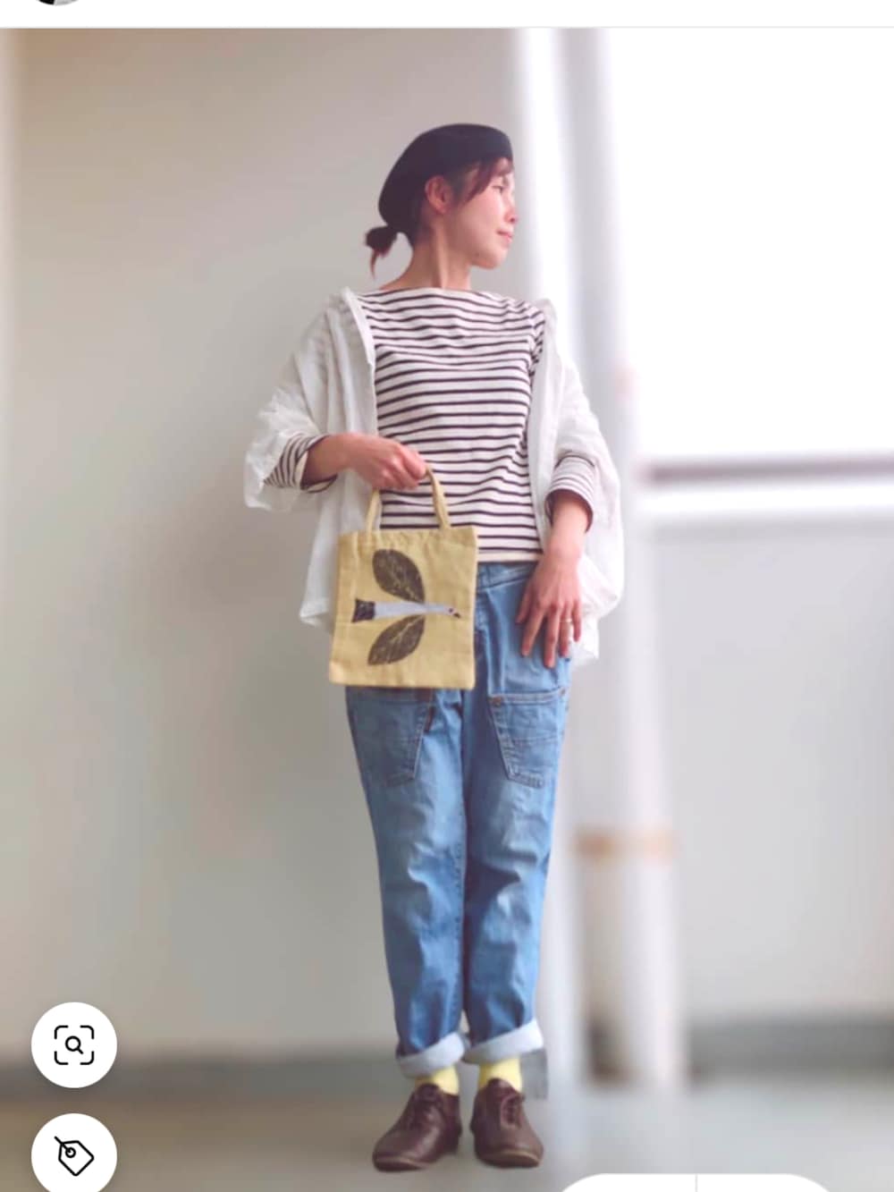 ホワイト系のシャツ/ブラウス、ブルー系のデニムパンツ、ブラック系のドレスシューズを着用したレディースの春コーディネートの2枚目の写真