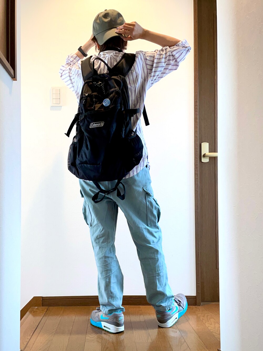 グリーン系のカーゴパンツ、ホワイト系のシャツ/ブラウス、グレー系のスニーカーを着用したレディースの夏コーディネートの5枚目の写真