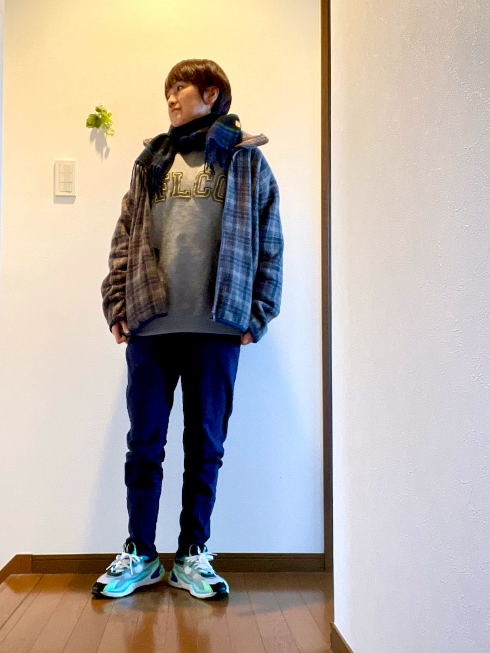 グレー系のブルゾン、グレー系のスウェット、ブルー系のその他パンツを着用したレディースの冬コーディネートの2枚目の写真