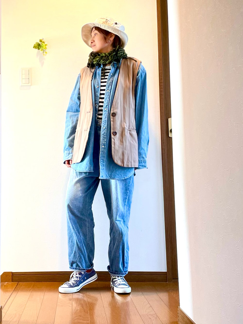 「デニム、デニムシャツ、デニムパンツ、ベスト、レイヤードスタイル、デニム オン デニム、バケットハット、春コーデ、スニーカー、コンバース、ボーダー、大人カジュアル、ストール、メンズライク、古着MIX」｜「apres jour mignonのストライプジレ【ZOZOTOWN限定アイテム】【SETUP着用可能】（ベスト、ベージュ系）」を使った、ike mieさん（骨格ナチュラル・レディース・158cm）の春コーディネートの4枚目の写真