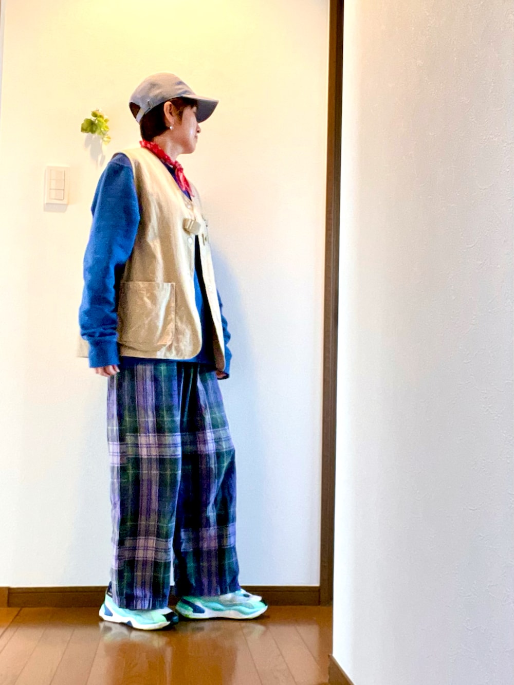 「古着MIX、ベスト、ミリタリーベスト、スウェット、チャンピオン、チェック、イージーパンツ、大人カジュアル、スニーカー、PUMA、キャップ、バンダナ、アラフィフ、おでかけコーデ」｜「unclipのリップストップワークベスト（ベスト、ベージュ系）」を使った、ike mieさん（レディース・158cm）の春コーディネートの3枚目の写真