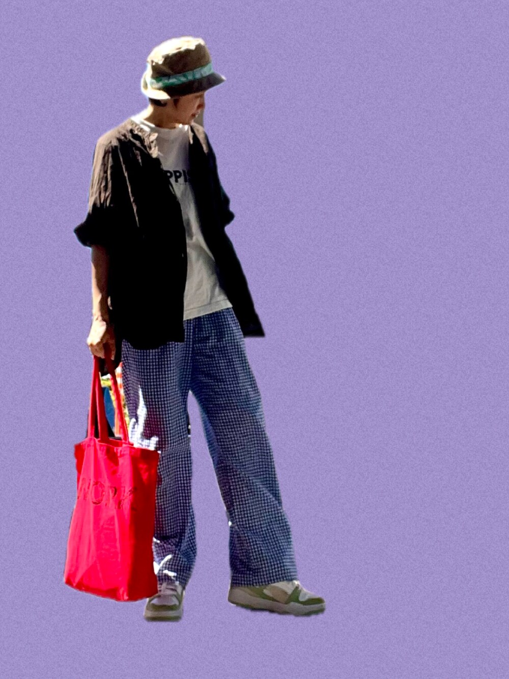 「Tシャツ、バンドT、シャツスタイル、チェック、ギンガムチェック、チェックパンツ、スニーカー、PUMA、バケットハット、トートバッグ、ロゴT、メンズライク、大人カジュアル、アラフィフ、スポーツミックス」｜「レピッシュTシャツのレピッシュLive tour 2024〜Great Escape〜Tシャツ（Tシャツ/カットソー、ホワイト系）」を使った、ike mieさん（骨格ナチュラル・レディース・158cm）の秋コーディネートの2枚目の写真