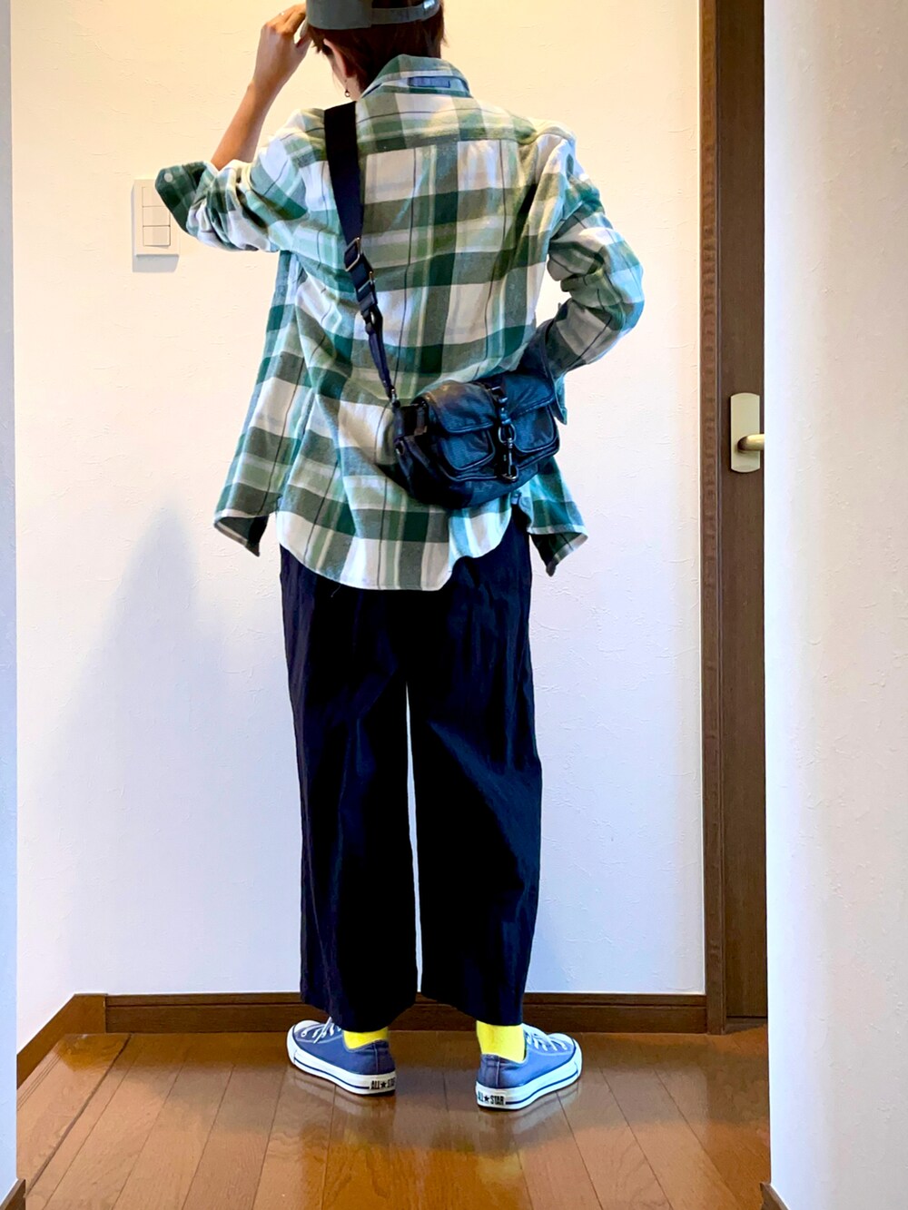 グリーン系のシャツ/ブラウス、グレー系のTシャツ/カットソー、ブラック系のサロペット/オーバーオールを着用したレディースの秋コーディネートの2枚目の写真