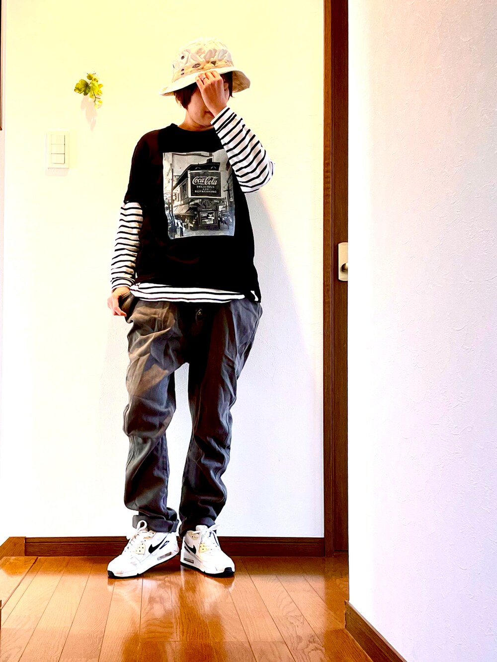 ブラック系のTシャツ/カットソー、グリーン系のパーカー、グリーン系のその他パンツを着用したレディースの春コーディネートの2枚目の写真