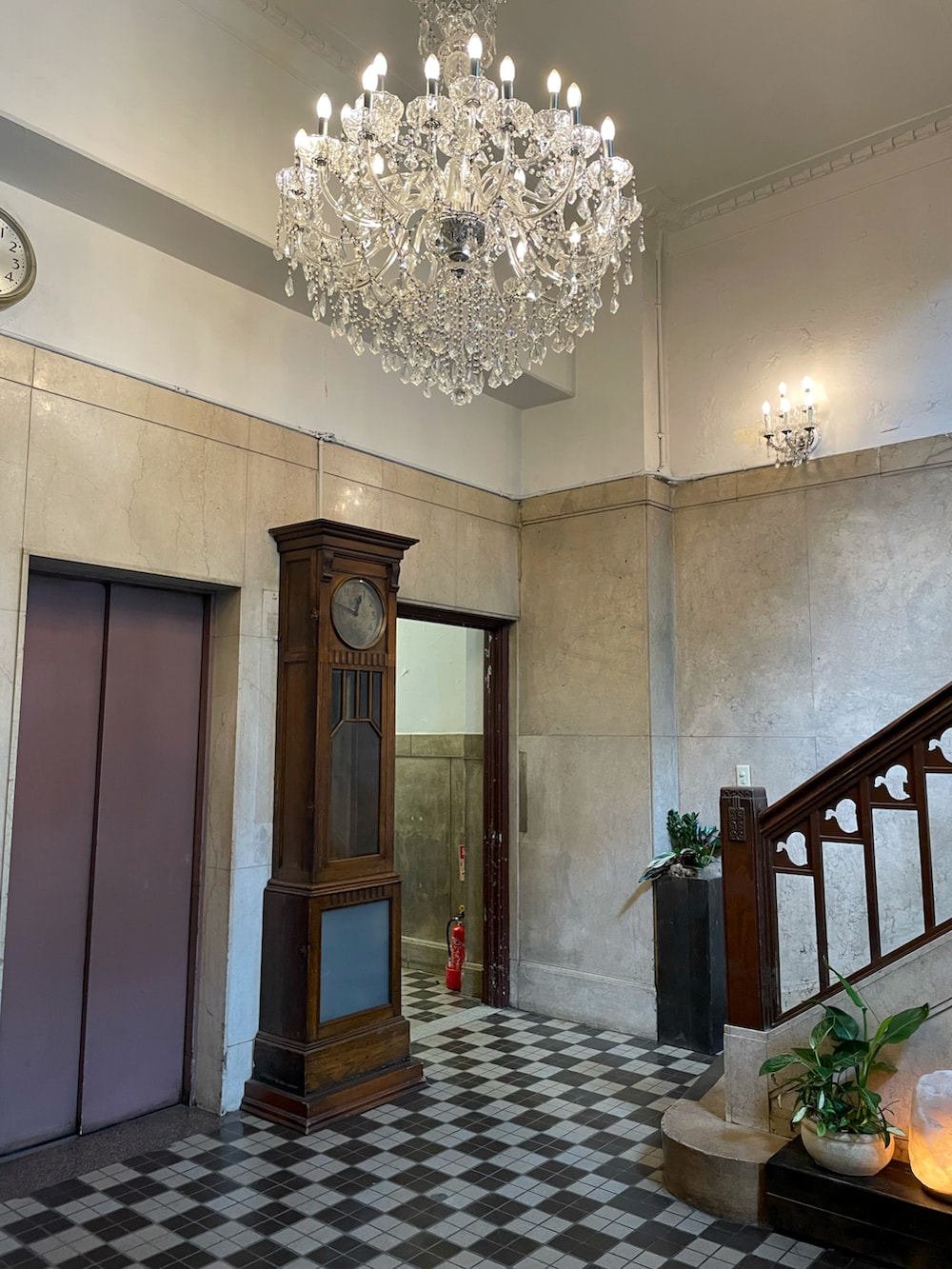 ブラック系のスウェット、ベージュ系のジャケット/アウター、ブルー系のサロペット/オーバーオールを着用したレディースの秋コーディネートの5枚目の写真