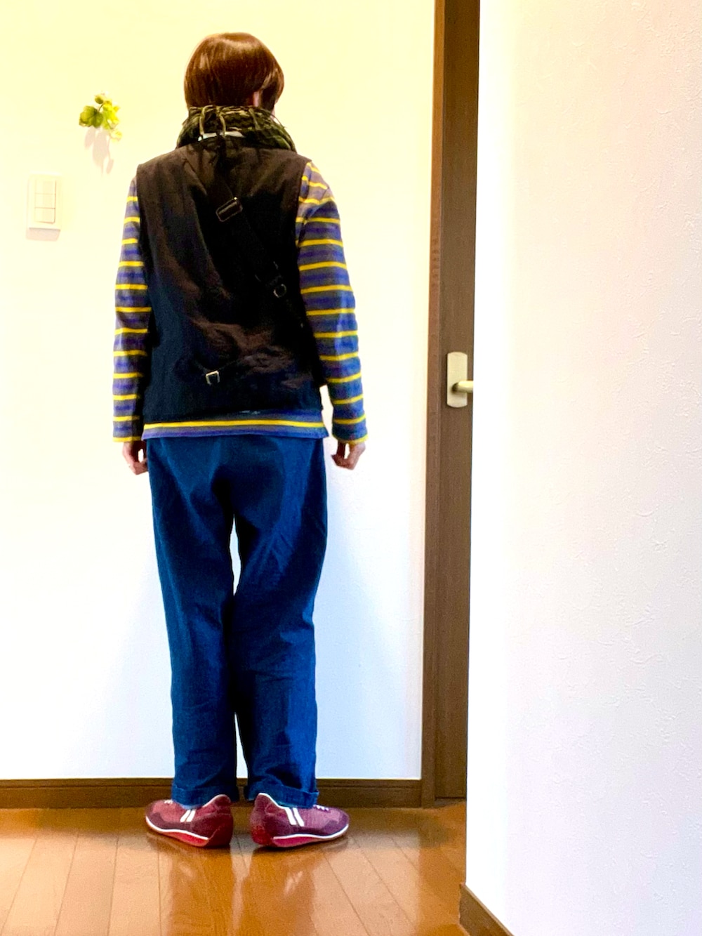 ブルー系のデニムパンツ、レッド系のスニーカー、グレー系のTシャツ/カットソーを着用したレディースの春コーディネートの4枚目の写真