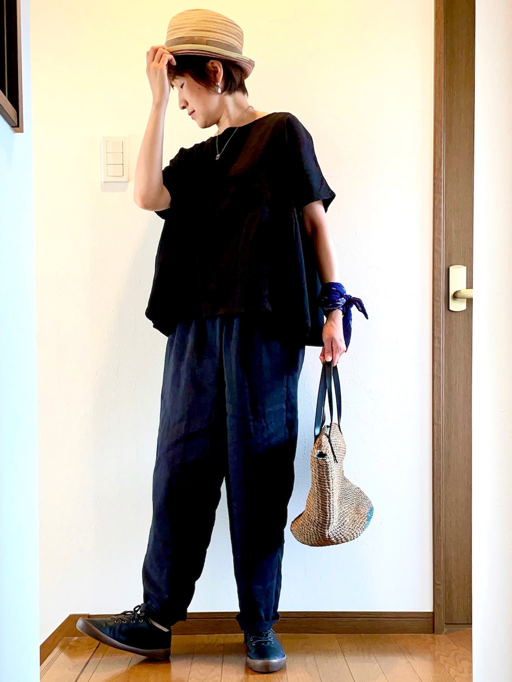 ブラック系のシャツ/ブラウス、ブラック系のその他パンツ、ブラック系のドレスシューズを着用したレディースの夏コーディネートの3枚目の写真