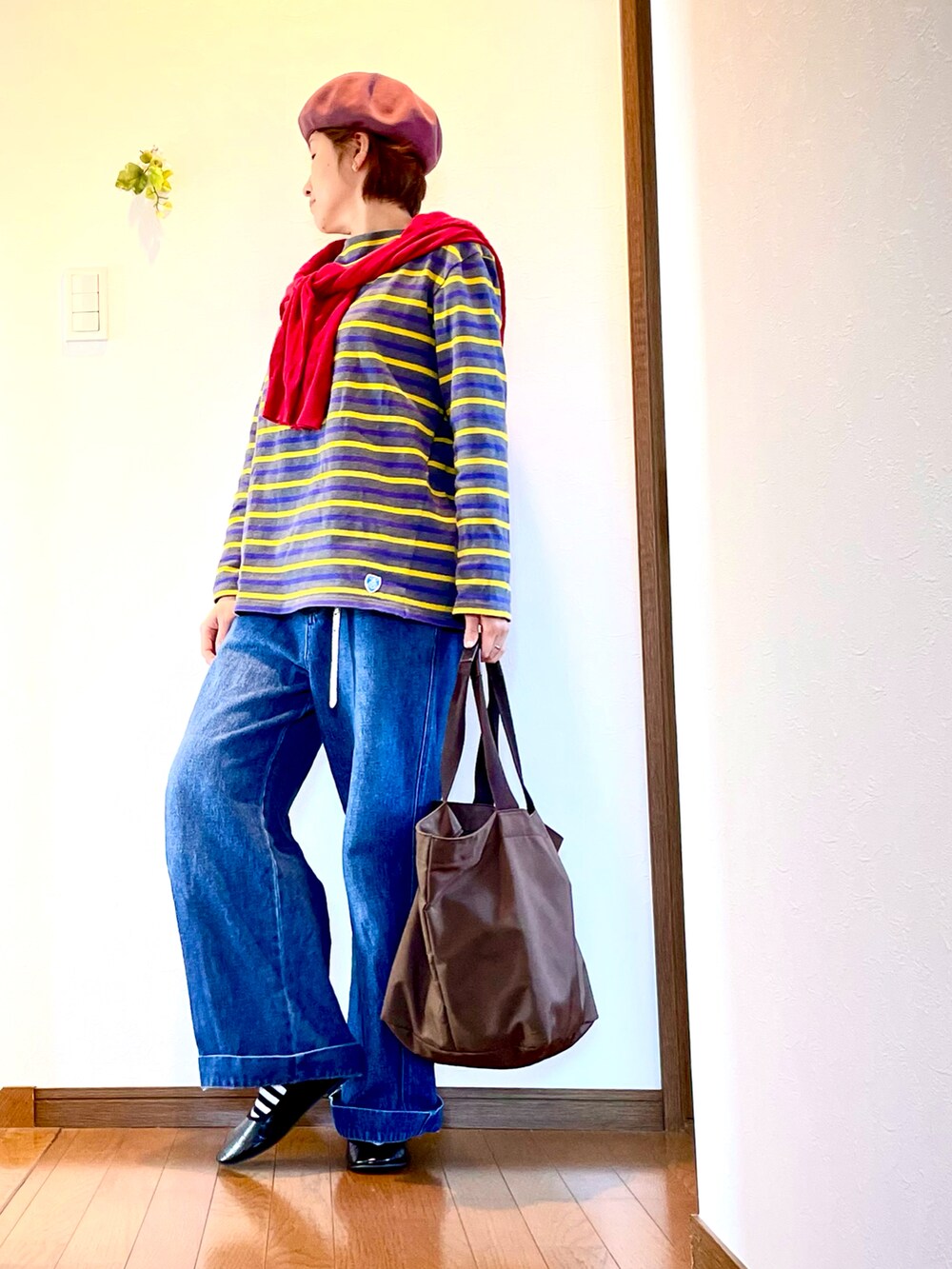 グレー系のTシャツ/カットソー、レッド系のカーディガン/ボレロ、ブラック系のバレエシューズを着用したレディースの春コーディネートの4枚目の写真