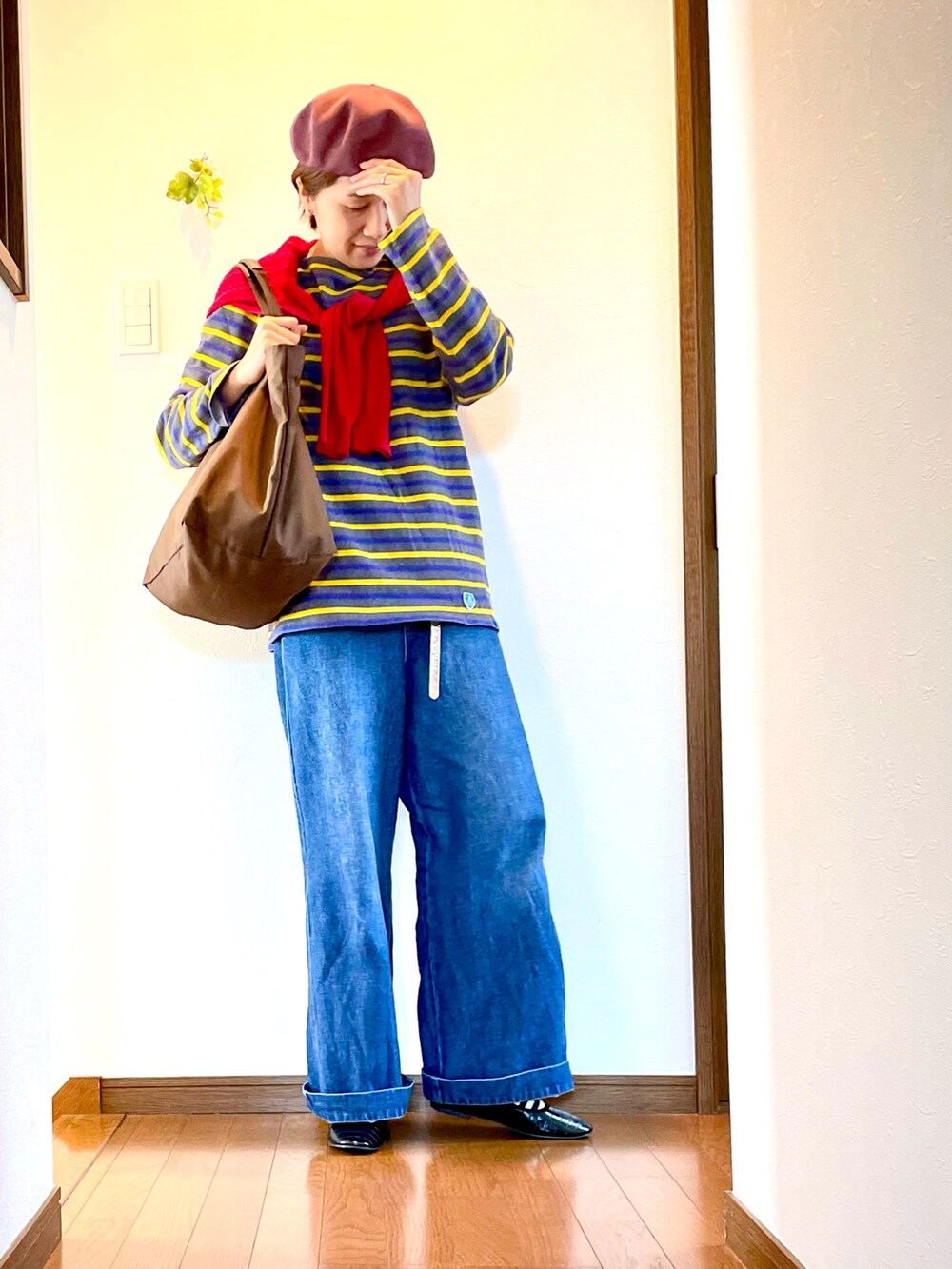 グレー系のTシャツ/カットソー、レッド系のカーディガン/ボレロ、ブラック系のバレエシューズを着用したレディースの春コーディネートの2枚目の写真