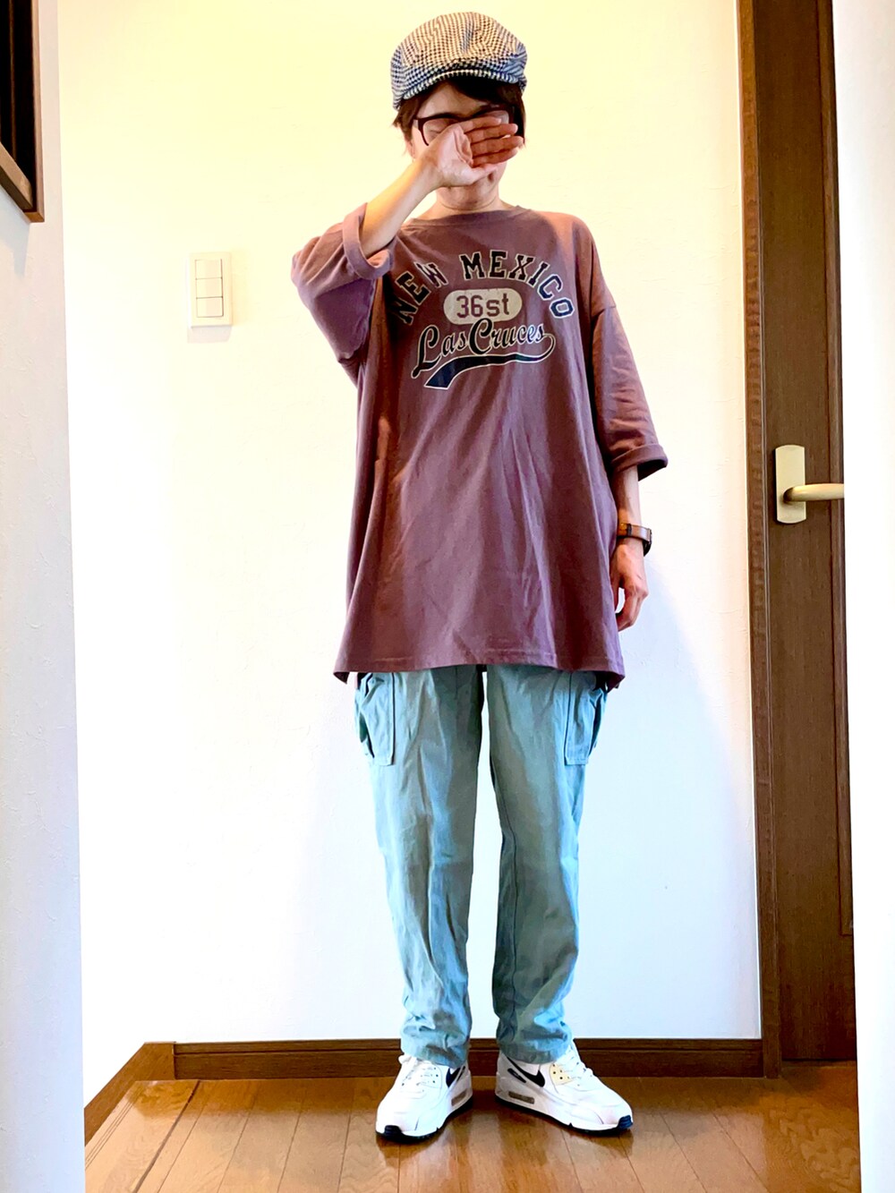 ブラウン系のTシャツ/カットソー、グリーン系のカーゴパンツ、ホワイト系のスニーカーを着用したレディースの夏コーディネートの2枚目の写真