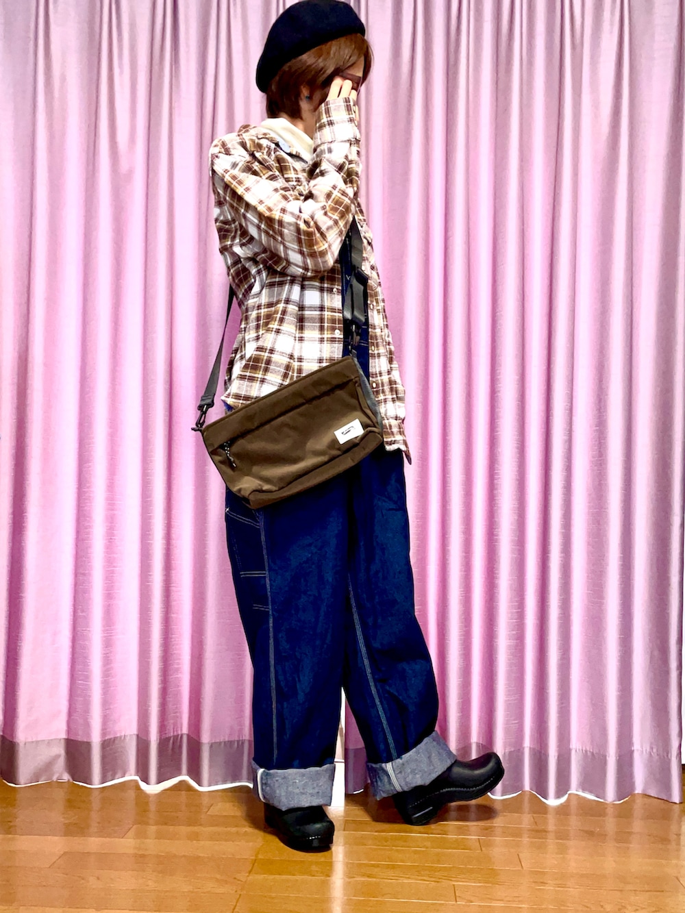ブルー系のサロペット/オーバーオール、ブラウン系のシャツ/ブラウス、ブラック系のその他シューズを着用したレディースの冬コーディネートの3枚目の写真