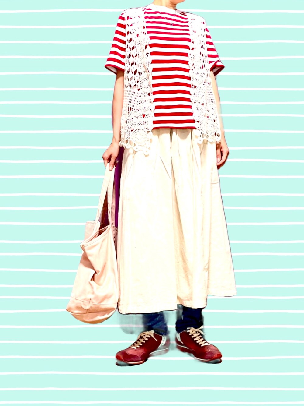 レッド系のTシャツ/カットソー、ホワイト系のベスト、ブルー系のデニムパンツを着用したレディースの夏コーディネートの2枚目の写真