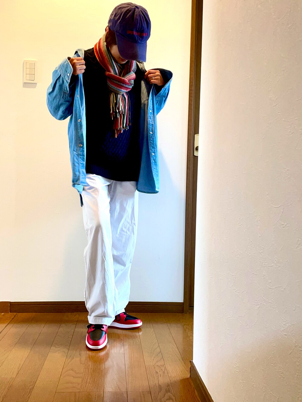 「デニムシャツ、古着、古着MIX、ニット、セーター、冬コーデ、白パンツ、NIKE、スニーカー、ジョーダン、マフラー、キャップ、メンズライク、ケーブルニット、大人カジュアル」｜「Wranglerの古着のメンズ、デニムダンガリーシャツ（シャツ/ブラウス、ブルー系）」を使った、ike mieさん（骨格ナチュラル・レディース・158cm）の冬コーディネートの2枚目の写真