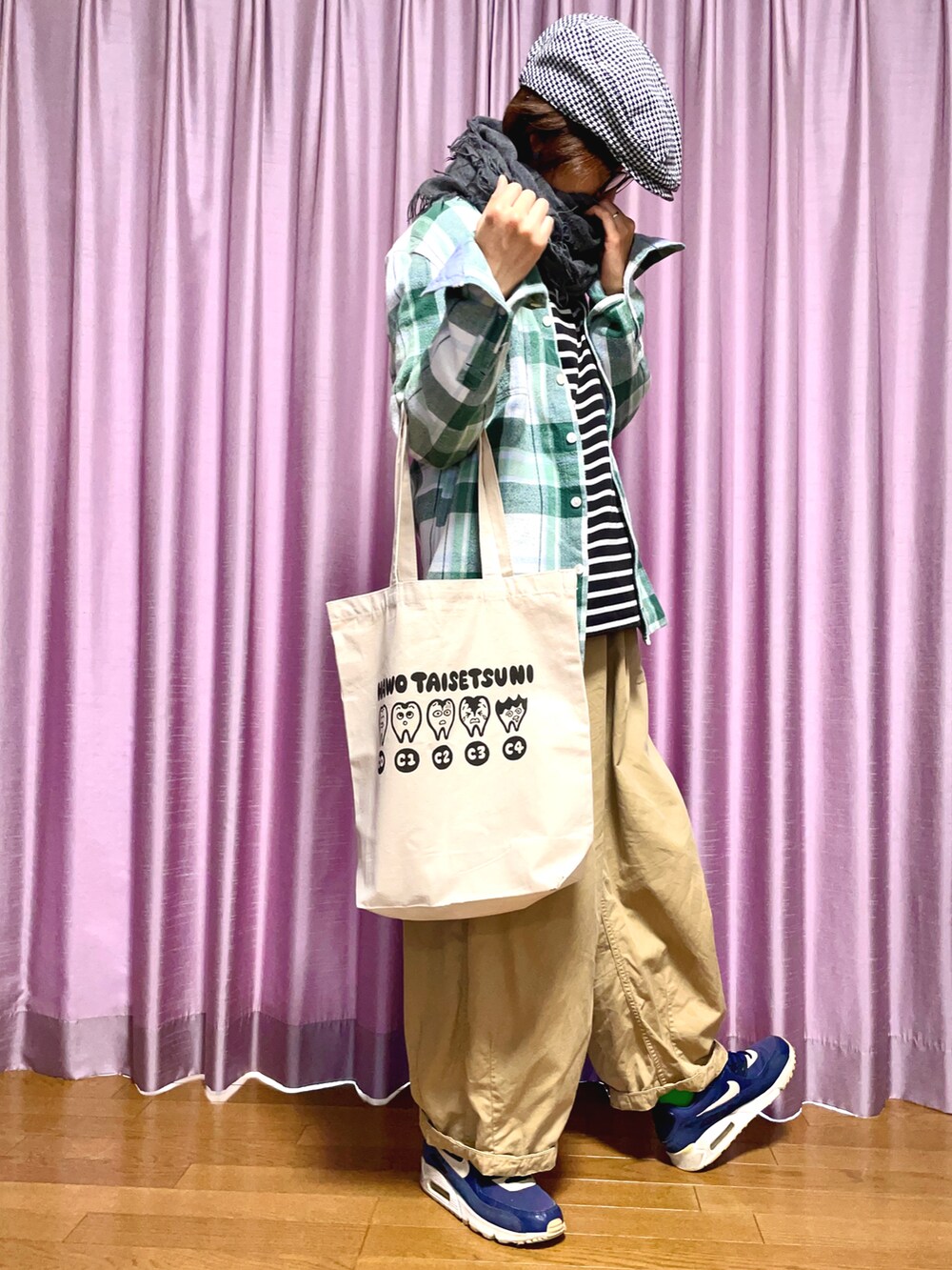 グリーン系のシャツ/ブラウス、ベージュ系のチノパンツ、ブルー系のスニーカーを着用したレディースの春コーディネートの2枚目の写真