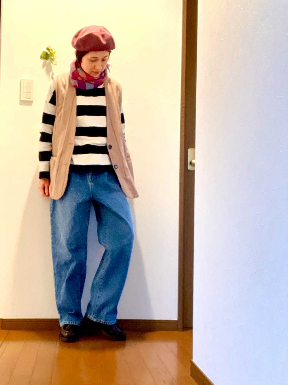 「ベスト、デニム、デニムパンツ、ジレ、ボーダー、春コーデ、ストール、ベレー帽、大人カジュアル、レイヤードスタイル、チロリアンシューズ、革靴、アラフィフ、ストライプ、なりきりフェス」|「Johnbullのデニムタックパンツ(デニムパンツ、ブルー系)」を使った、ike mieさん(レディース・158cm)の春コーディネートの2枚目の写真
