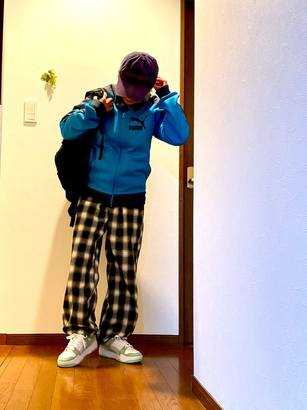 ブルー系のジャージ、グリーン系のその他パンツ、グリーン系のスニーカーを着用したレディースの春コーディネートの3枚目の写真