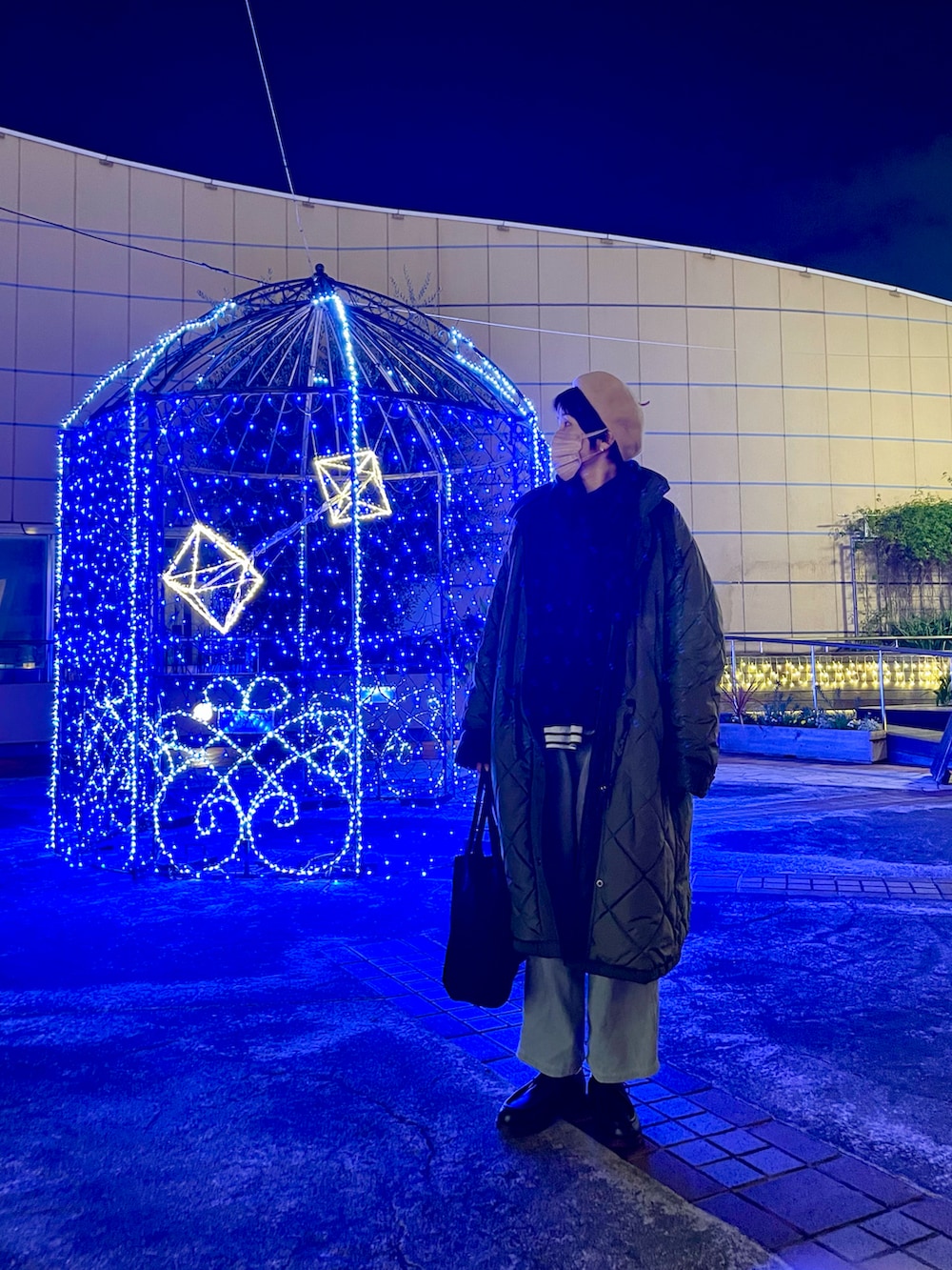 グリーン系のその他アウター、ブラック系のスウェット、ブラウン系のドレスシューズを着用したレディースの冬コーディネートの2枚目の写真