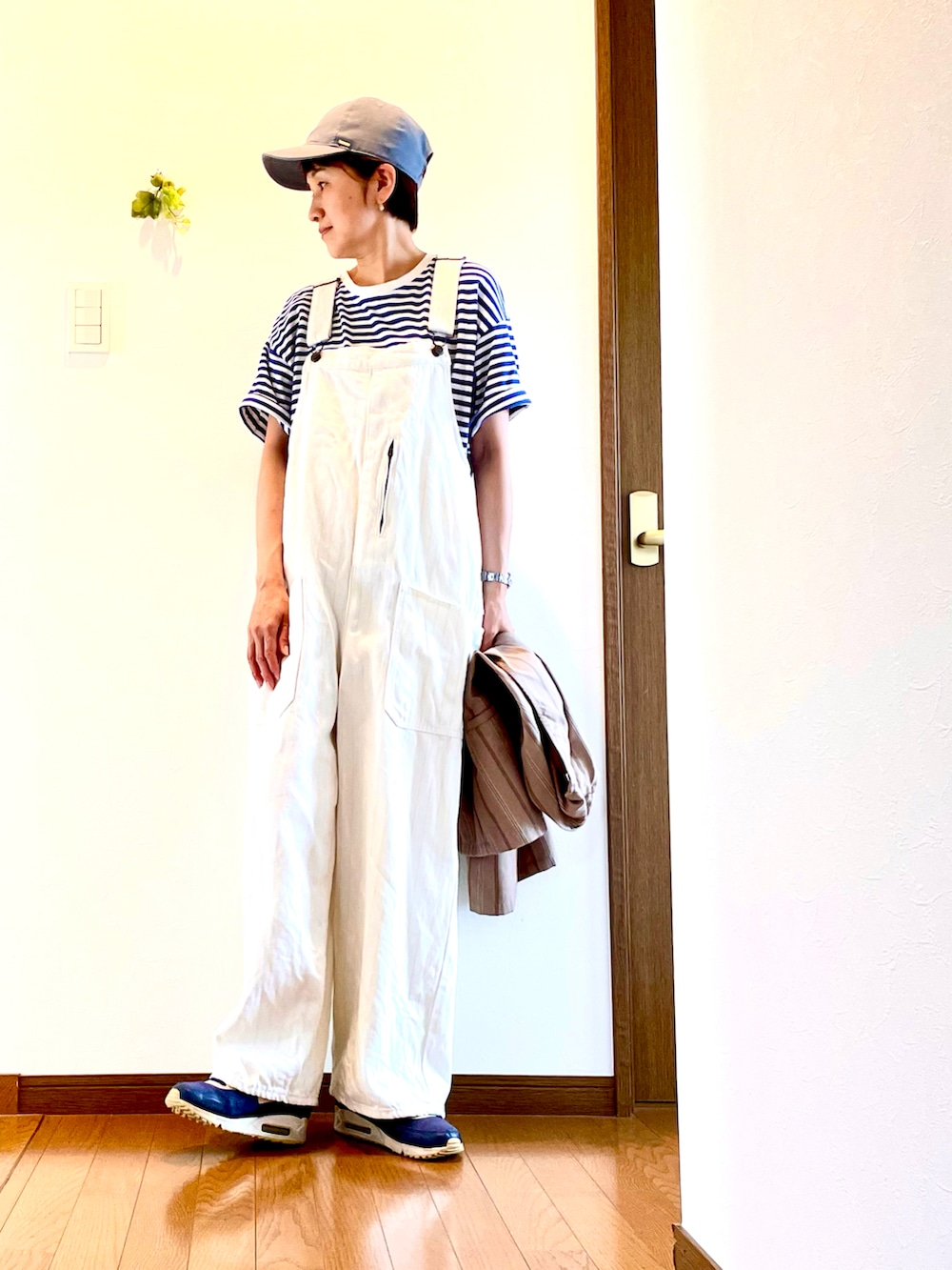 「オーバーオール、サロペット、ベスト、ボーダー、Tシャツ、夏コーデ、レイヤードスタイル、スニーカー、キャップ、NIKE、エアマックス、大人カジュアル、アラフィフ、ストライプ、NIKE AIR MAX」|「niko and...の古着。淡いベージュのストライプ。(サロペット/オーバーオール、ホワイト系)」を使った、ike mieさん(骨格ナチュラル・レディース・158cm)の夏コーディネートの4枚目の写真