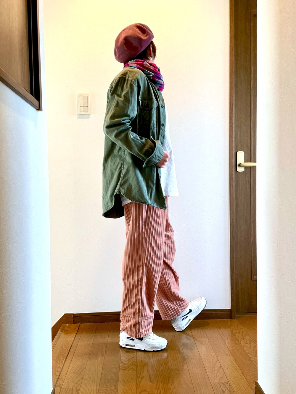 グリーン系のシャツ/ブラウス、ピンク系のその他パンツ、ホワイト系のスニーカーを着用したレディースの春コーディネートの2枚目の写真