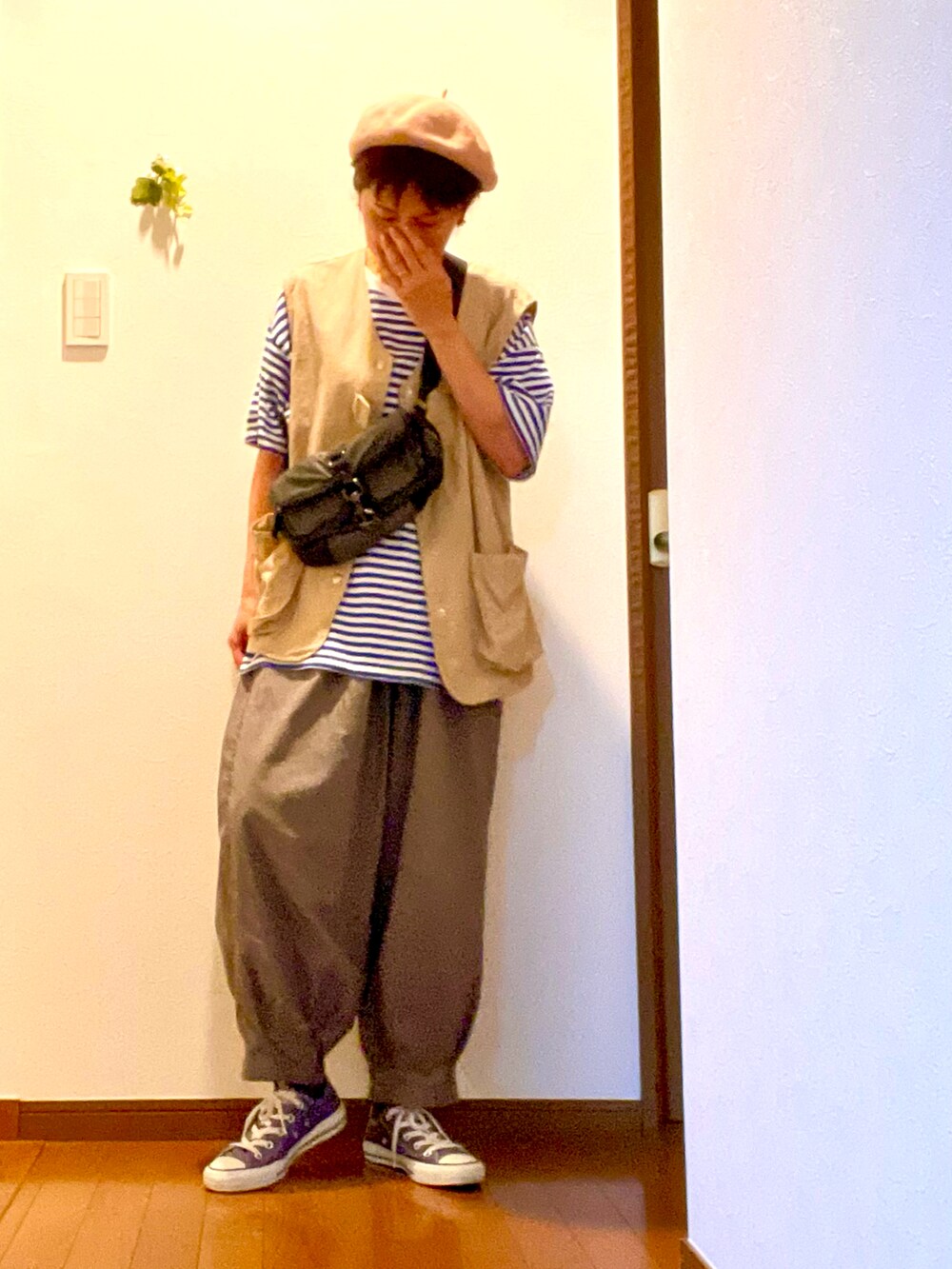 ベージュ系のベスト、ブルー系のTシャツ/カットソー、グレー系のその他パンツを着用したレディースの秋コーディネートの3枚目の写真