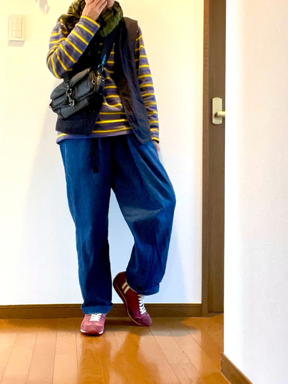 ブルー系のデニムパンツ、レッド系のスニーカー、グレー系のTシャツ/カットソーを着用したレディースの春コーディネートの3枚目の写真