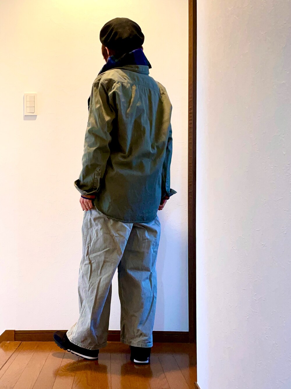 グリーン系のシャツ/ブラウス、グリーン系のサロペット/オーバーオール、ブラウン系のTシャツ/カットソーを着用したレディースの秋コーディネートの4枚目の写真