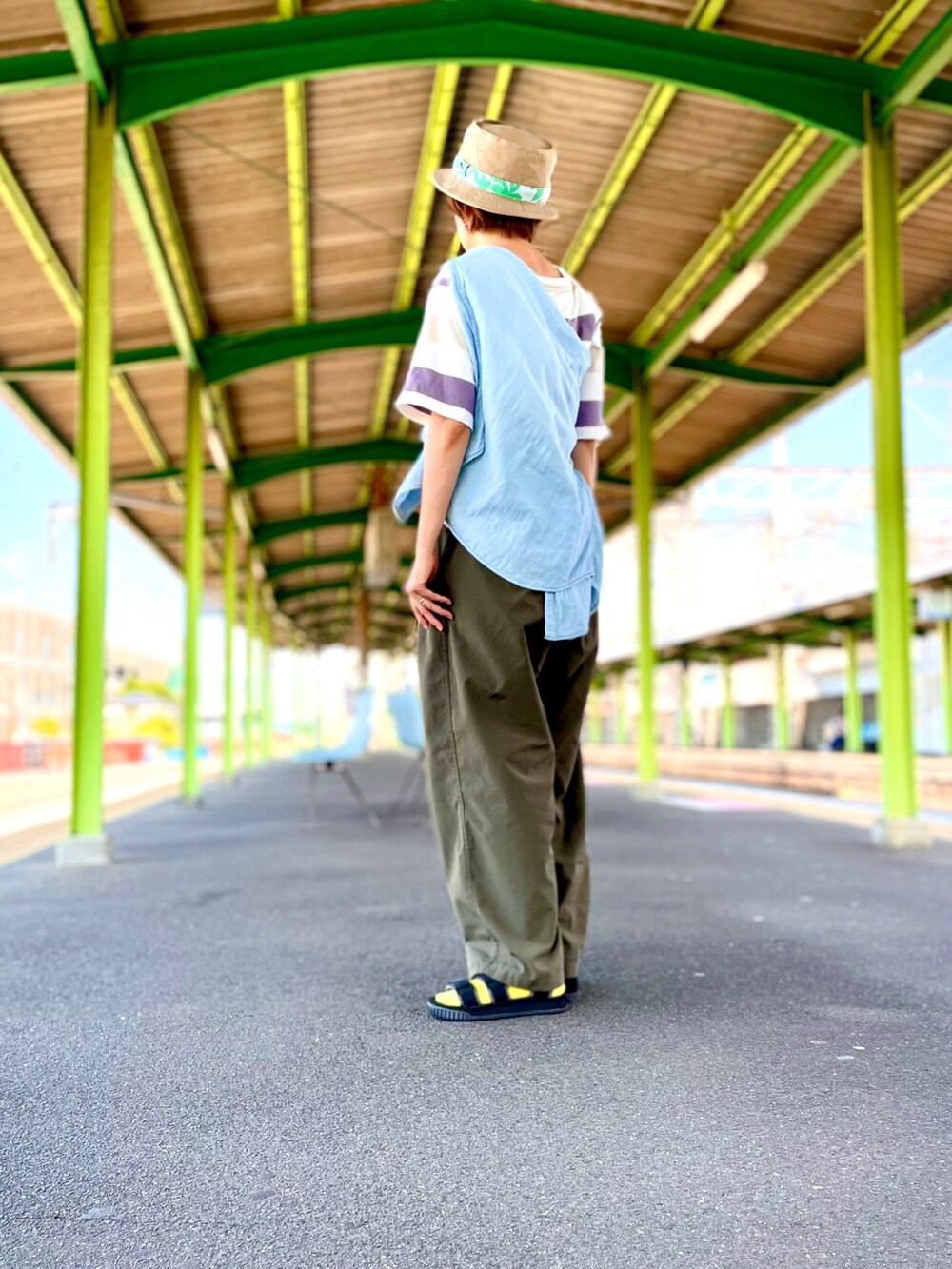 「Tシャツ、ボーダー、イージーパンツ、夏コーデ、大人カジュアル、バケットハット、サンダル、スポーツサンダル、サンダルに靴下、シャツスタイル、アラフィフ、たすき掛け、ファミマ靴下、ラクチンコーデ、古着MIX」｜「Johnbullのワイドタックイージーパンツ（その他パンツ、グリーン系）」を使った、ike mieさん（骨格ナチュラル・レディース・158cm）の夏コーディネートの3枚目の写真