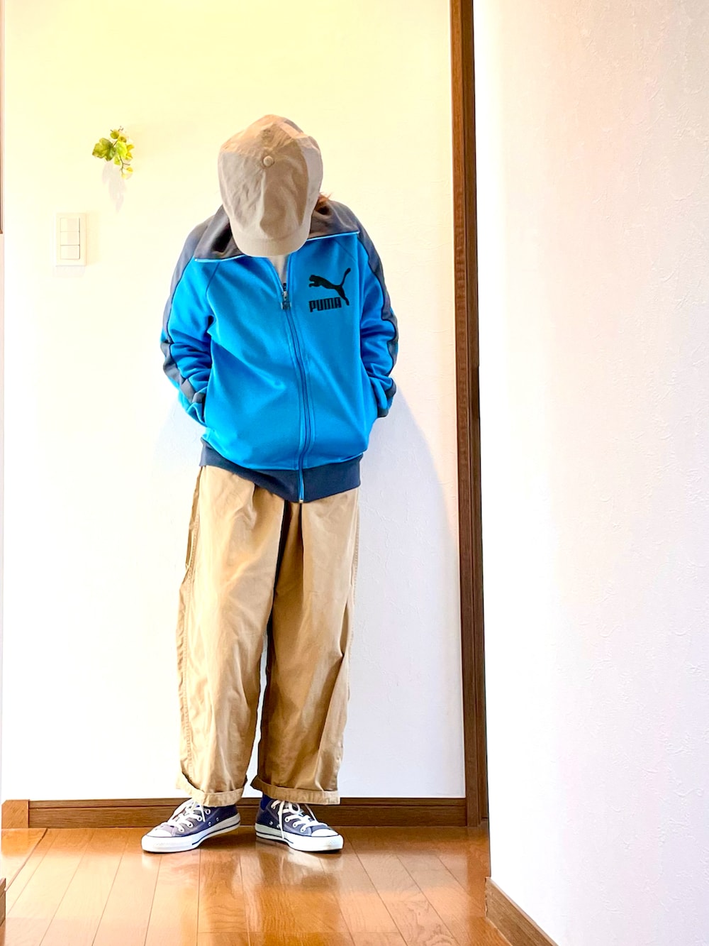 「ジャージ、トラックジャケット、ロゴT、ロゴ、チノパン、ワイドパンツ、大人カジュアル、スニーカー、コンバース、スポーツミックス、キャスケット、PUMA、ロゴTシャツ、ゆみっつ春のロゴまつり2023、ネイル」｜「PUMAのアイテム（ジャージ、ブルー系）」を使った、ike mieさん（骨格ナチュラル・レディース・158cm）の春コーディネートの3枚目の写真