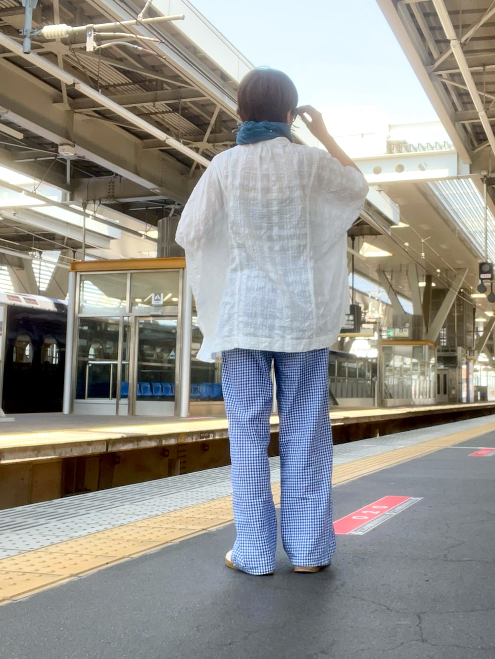 オレンジ系のスニーカー、ホワイト系のシャツ/ブラウス、ブルー系のその他パンツを着用したレディースの夏コーディネートの3枚目の写真