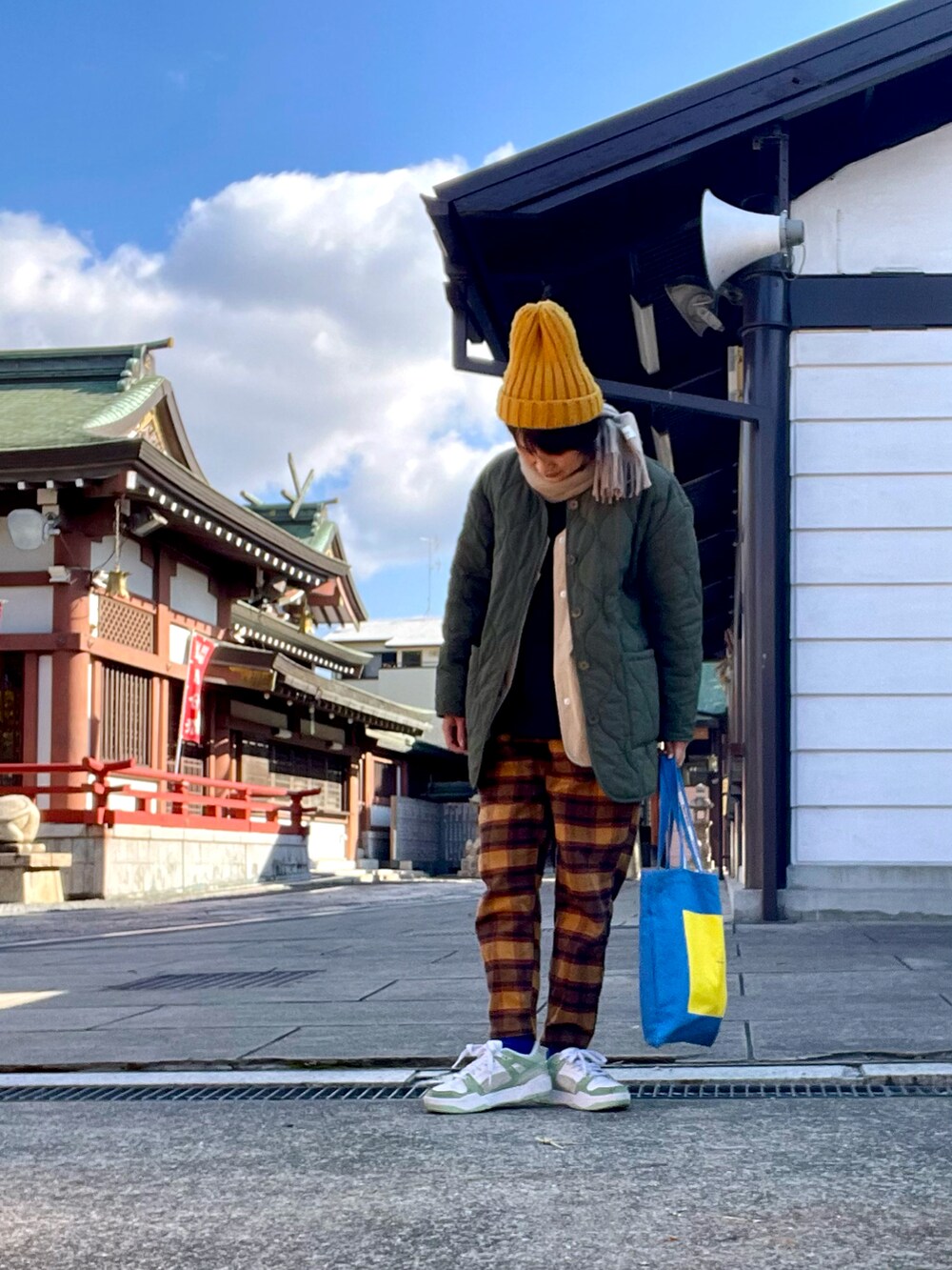 「真冬のあったかスタイル、キルティングジャケット、キルティング、チェックパンツ、チェック、ベスト、レイヤードスタイル、スウェット、スニーカー、ニット帽、マフラー、大人カジュアル、トートバッグ、アラフィフ、リバーシブル」｜「Rodeo Crownsのアイテム（その他パンツ、ブラウン系）」を使った、ike mieさん（レディース・158cm）の冬コーディネートの3枚目の写真