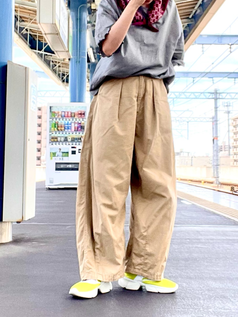 ホワイト系のTシャツ/カットソー、ベージュ系のチノパンツ、グリーン系のスニーカーを着用したレディースの夏コーディネートの3枚目の写真